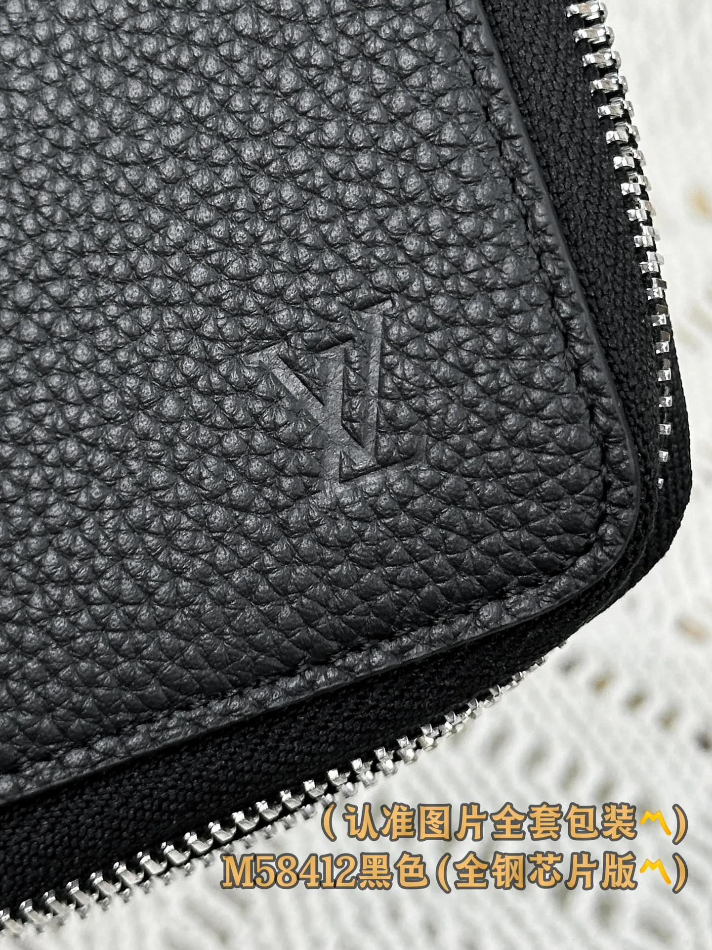 M58412 black (〽️A-grade all-steel version〽️) personalized customization, transcoding chip! Zipper Wallet LV Aerogram leather gives this zipper wallet a low-key brand style and elegance. The black cowhide leather is exquisitely crafted and soft, just like the air mail paper of the past. It is decorated with the LV Initials logo in the same color metal, making it more stylish. The style features a secure zipper closure and a spacious interior, making it an ideal style for fashionable men who prefer an all-in-one wallet.  10 x 20 x 2 cm (length x height x width). Special 400