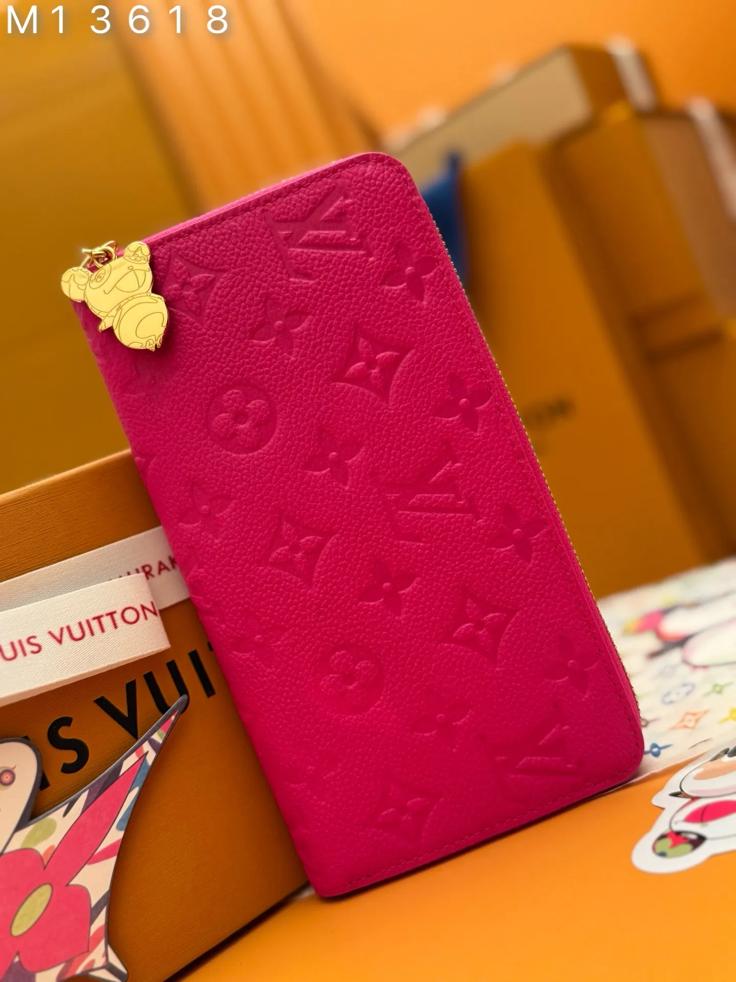 M13618 "Special Duty Free" ♻️ [Official special edition·First-class material·All-steel hardware·163 chip·Full set of packaging] Zippy wallet is filled with iconic codes from the cross-category Louis Vuitton x Murakami series. It's made from Monogram Empireinte leather in a vibrant pink color taken from the artist's usual rainbow palette, and is decorated with Monogram coated canvas on the interior. It's organized into compartments for banknotes, cards and receipts, and secured with a gold zipper with a cute panda-shaped puller. 19.5x10.5x2.5cm 💰960