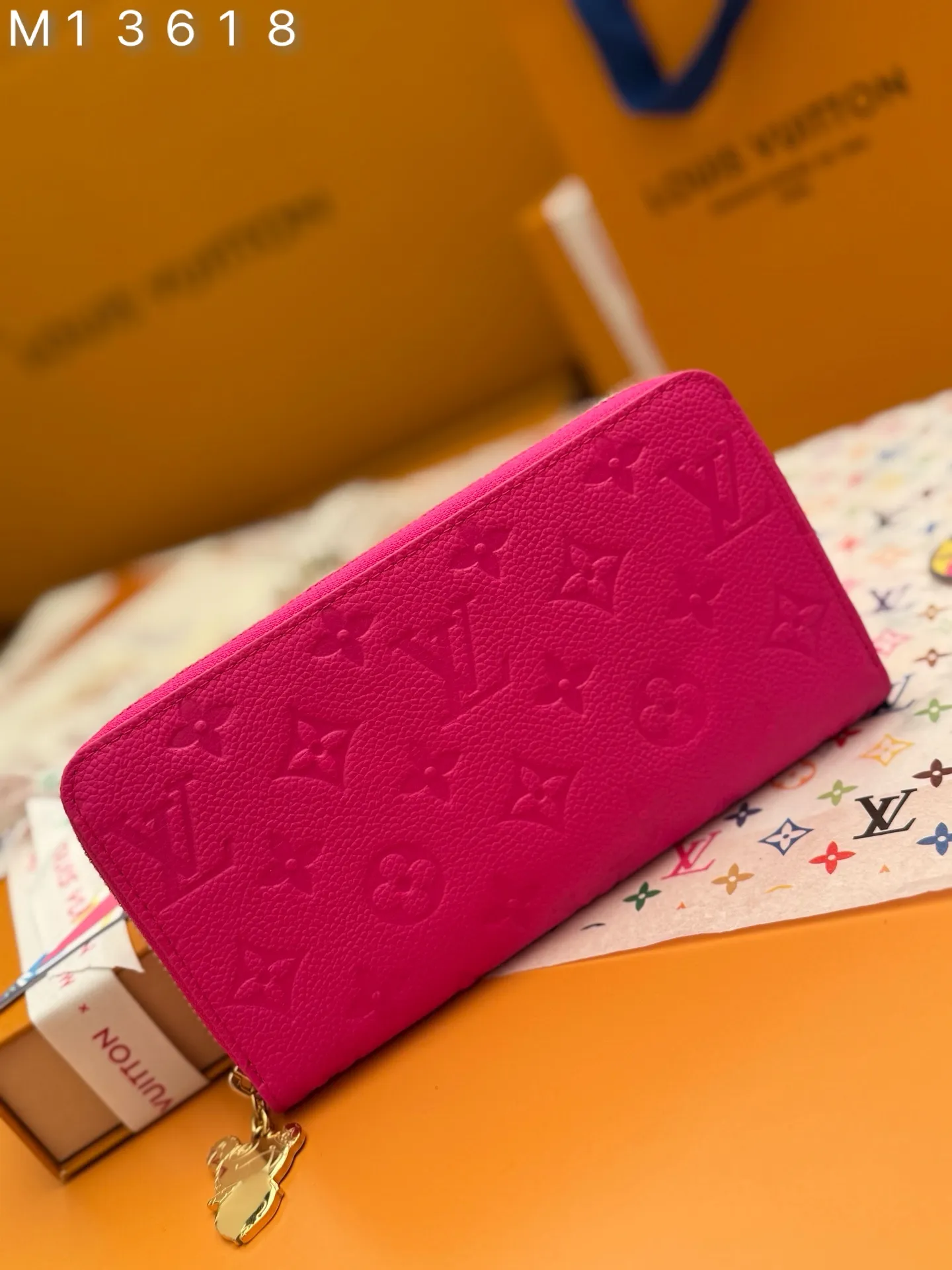 M13618 "Special Duty Free" ♻️ [Official special edition·First-class material·All-steel hardware·163 chip·Full set of packaging] Zippy wallet is filled with iconic codes from the cross-category Louis Vuitton x Murakami series. It's made from Monogram Empireinte leather in a vibrant pink color taken from the artist's usual rainbow palette, and is decorated with Monogram coated canvas on the interior. It's organized into compartments for banknotes, cards and receipts, and secured with a gold zipper with a cute panda-shaped puller. 19.5x10.5x2.5cm 💰960