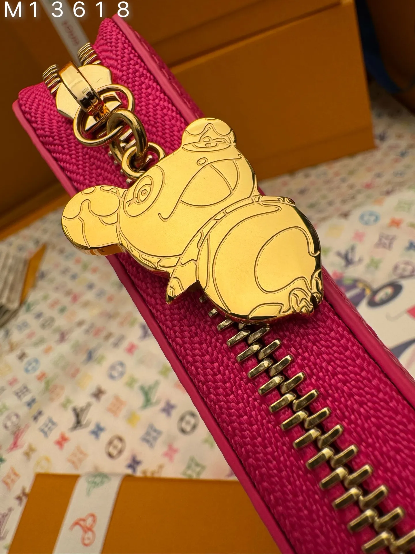 M13618 "Special Duty Free" ♻️ [Official special edition·First-class material·All-steel hardware·163 chip·Full set of packaging] Zippy wallet is filled with iconic codes from the cross-category Louis Vuitton x Murakami series. It's made from Monogram Empireinte leather in a vibrant pink color taken from the artist's usual rainbow palette, and is decorated with Monogram coated canvas on the interior. It's organized into compartments for banknotes, cards and receipts, and secured with a gold zipper with a cute panda-shaped puller. 19.5x10.5x2.5cm 💰960