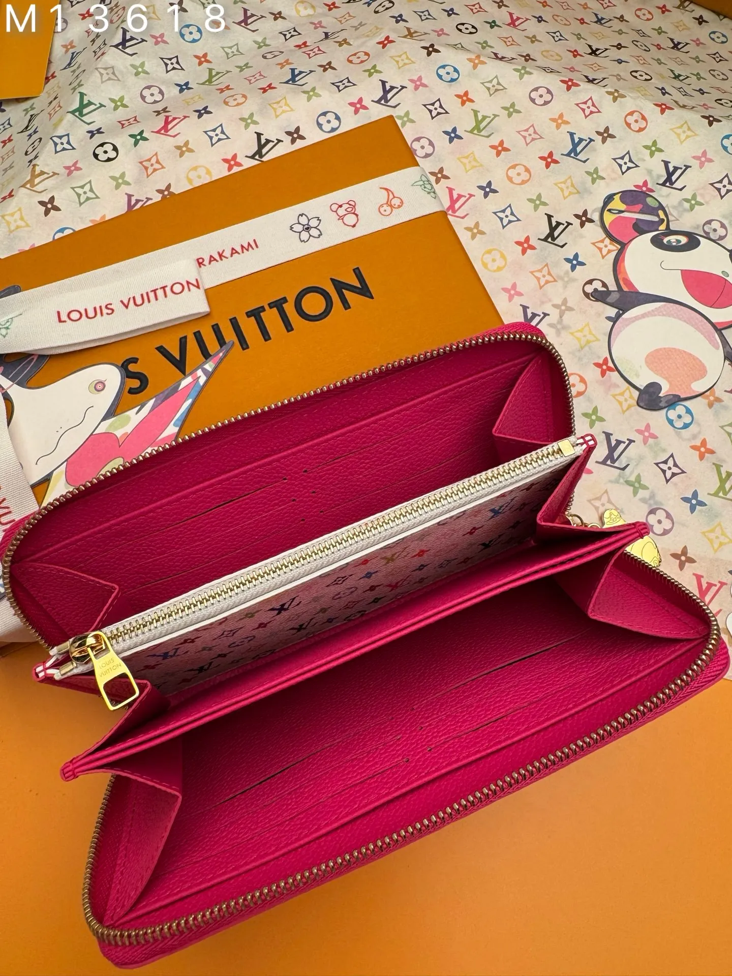 M13618 "Special Duty Free" ♻️ [Official special edition·First-class material·All-steel hardware·163 chip·Full set of packaging] Zippy wallet is filled with iconic codes from the cross-category Louis Vuitton x Murakami series. It's made from Monogram Empireinte leather in a vibrant pink color taken from the artist's usual rainbow palette, and is decorated with Monogram coated canvas on the interior. It's organized into compartments for banknotes, cards and receipts, and secured with a gold zipper with a cute panda-shaped puller. 19.5x10.5x2.5cm 💰960