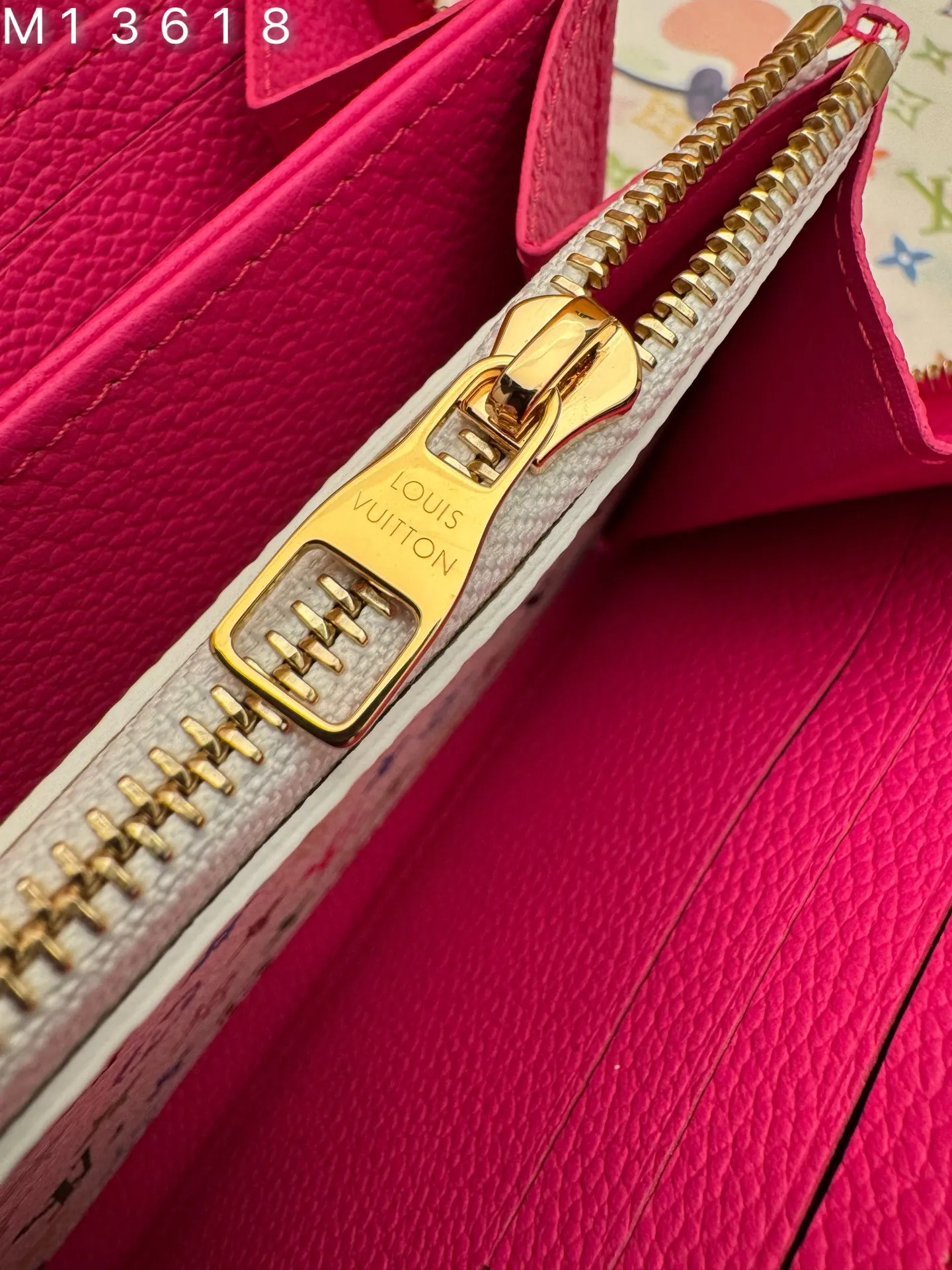 M13618 "Special Duty Free" ♻️ [Official special edition·First-class material·All-steel hardware·163 chip·Full set of packaging] Zippy wallet is filled with iconic codes from the cross-category Louis Vuitton x Murakami series. It's made from Monogram Empireinte leather in a vibrant pink color taken from the artist's usual rainbow palette, and is decorated with Monogram coated canvas on the interior. It's organized into compartments for banknotes, cards and receipts, and secured with a gold zipper with a cute panda-shaped puller. 19.5x10.5x2.5cm 💰960