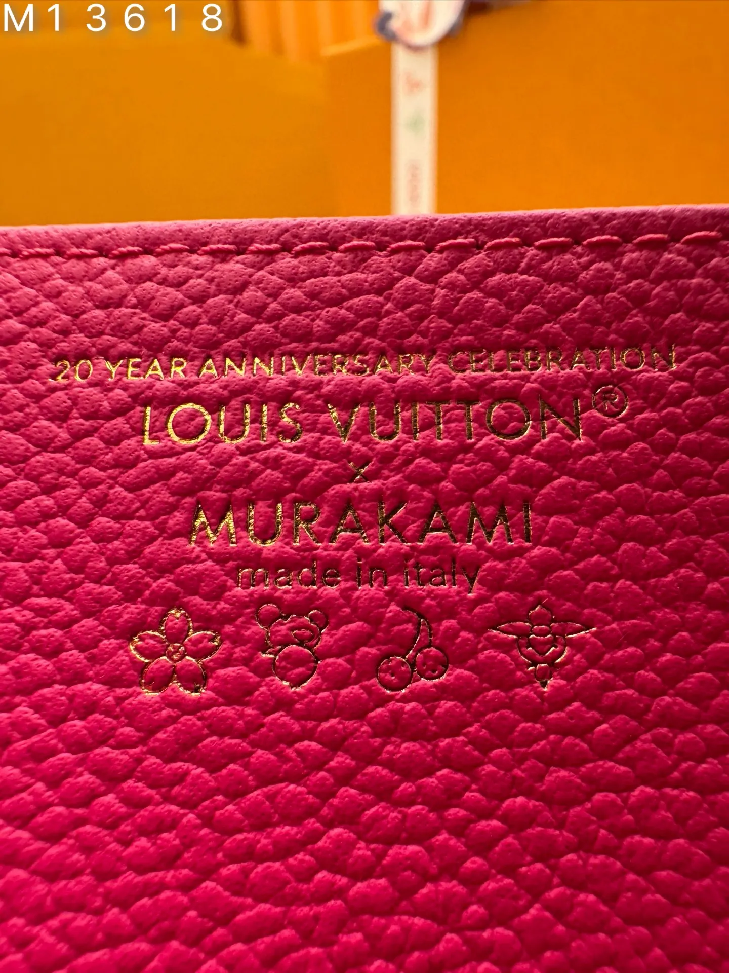 M13618 "Special Duty Free" ♻️ [Official special edition·First-class material·All-steel hardware·163 chip·Full set of packaging] Zippy wallet is filled with iconic codes from the cross-category Louis Vuitton x Murakami series. It's made from Monogram Empireinte leather in a vibrant pink color taken from the artist's usual rainbow palette, and is decorated with Monogram coated canvas on the interior. It's organized into compartments for banknotes, cards and receipts, and secured with a gold zipper with a cute panda-shaped puller. 19.5x10.5x2.5cm 💰960
