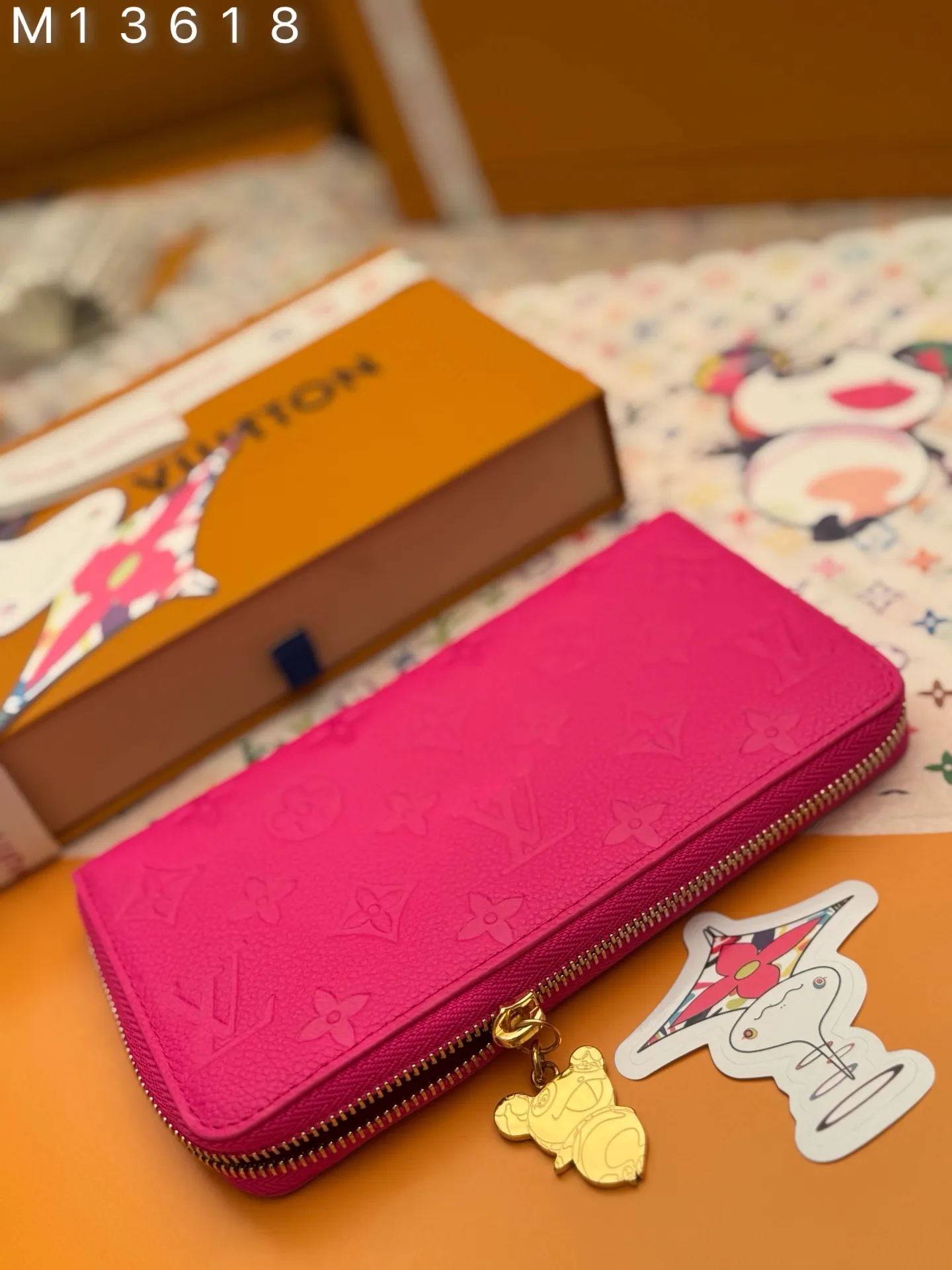 M13618 "Special Duty Free" ♻️ [Official special edition·First-class material·All-steel hardware·163 chip·Full set of packaging] Zippy wallet is filled with iconic codes from the cross-category Louis Vuitton x Murakami series. It's made from Monogram Empireinte leather in a vibrant pink color taken from the artist's usual rainbow palette, and is decorated with Monogram coated canvas on the interior. It's organized into compartments for banknotes, cards and receipts, and secured with a gold zipper with a cute panda-shaped puller. 19.5x10.5x2.5cm 💰960