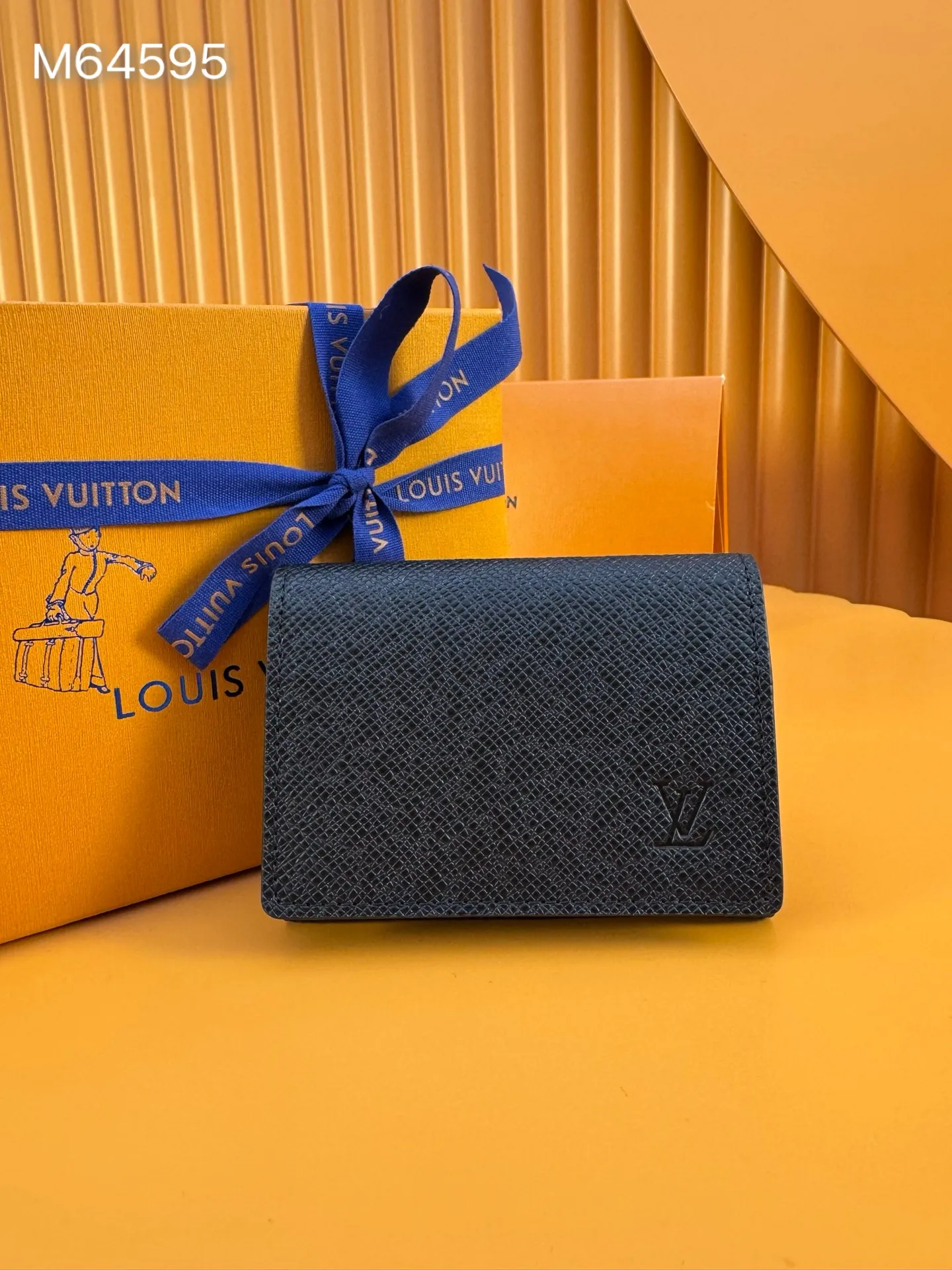 M64595 "Special Duty Free" ♻️[Official Edition·First Class Material·All Steel Hardware·Anti-Counterfeiting Chip·Complete Packaging] Dressed in Louis Vuitton's signature taiga leather, this business card envelope can accept business cards, credit cards and parking tickets. 10.5x8 x 1.7cm 💰420