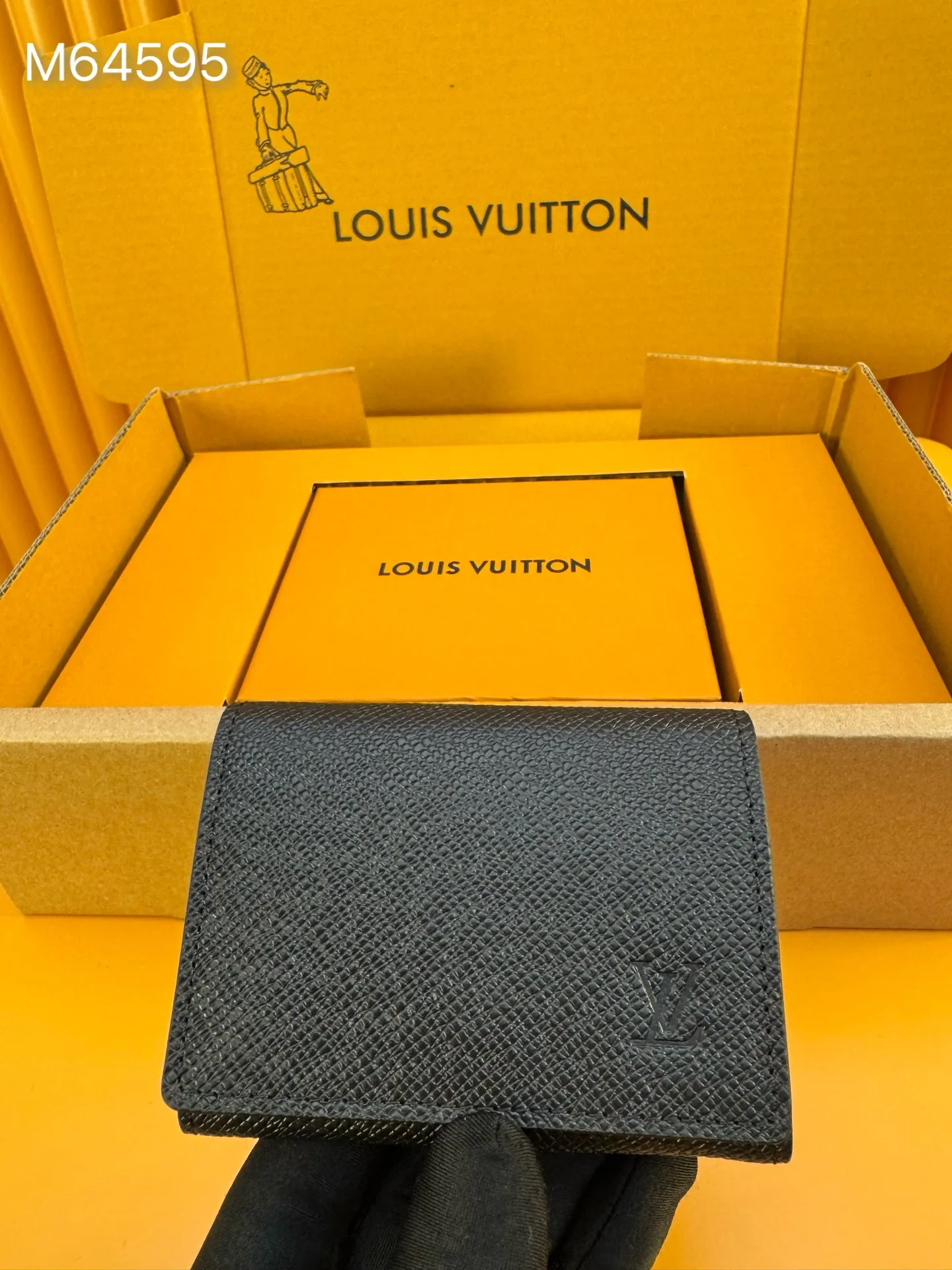M64595 "Special Duty Free" ♻️[Official Edition·First Class Material·All Steel Hardware·Anti-Counterfeiting Chip·Complete Packaging] Dressed in Louis Vuitton's signature taiga leather, this business card envelope can accept business cards, credit cards and parking tickets. 10.5x8 x 1.7cm 💰420
