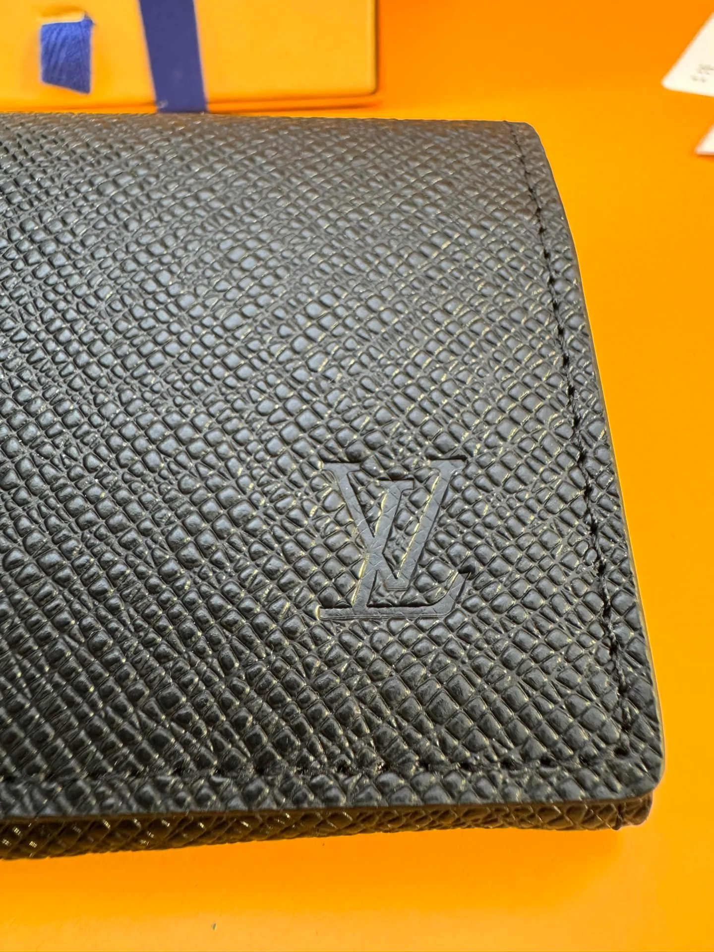M64595 "Special Duty Free" ♻️[Official Edition·First Class Material·All Steel Hardware·Anti-Counterfeiting Chip·Complete Packaging] Dressed in Louis Vuitton's signature taiga leather, this business card envelope can accept business cards, credit cards and parking tickets. 10.5x8 x 1.7cm 💰420
