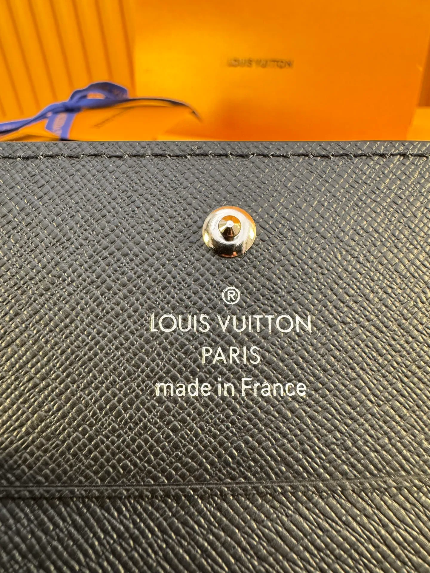 M64595 "Special Duty Free" ♻️[Official Edition·First Class Material·All Steel Hardware·Anti-Counterfeiting Chip·Complete Packaging] Dressed in Louis Vuitton's signature taiga leather, this business card envelope can accept business cards, credit cards and parking tickets. 10.5x8 x 1.7cm 💰420