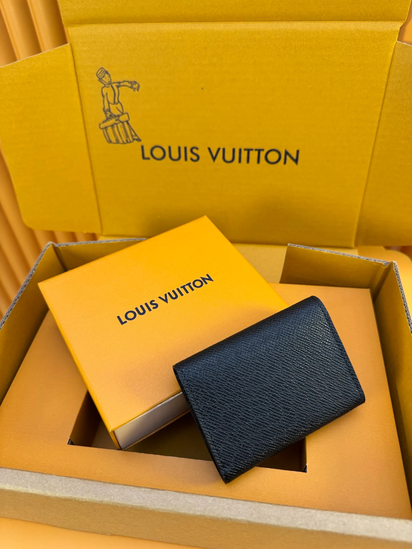 M64595 "Special Duty Free" ♻️[Official Edition·First Class Material·All Steel Hardware·Anti-Counterfeiting Chip·Complete Packaging] Dressed in Louis Vuitton's signature taiga leather, this business card envelope can accept business cards, credit cards and parking tickets. 10.5x8 x 1.7cm 💰420
