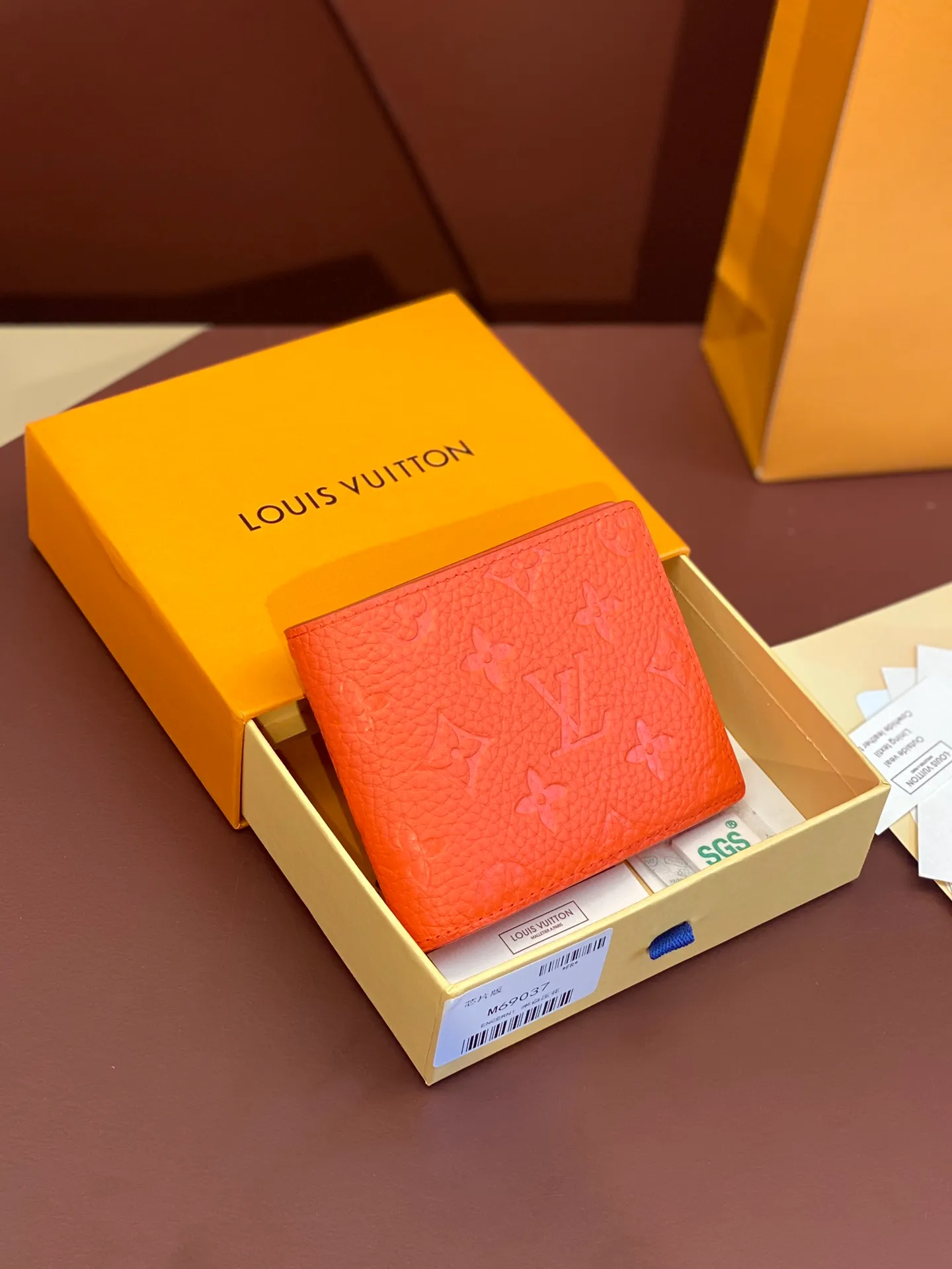 💰380 M69037 Orange! Chip version, (made of top-grain cowhide), this Multiple wallet features the classic Monogram embossing on the full-grain Taurillon leather surface, creating a compact structure and concise lines. Card slots, interior pockets and compartments keep cash, receipts and more organized. Detailed features: 11.5 x 9 x 1.5 cm (length x height x width).