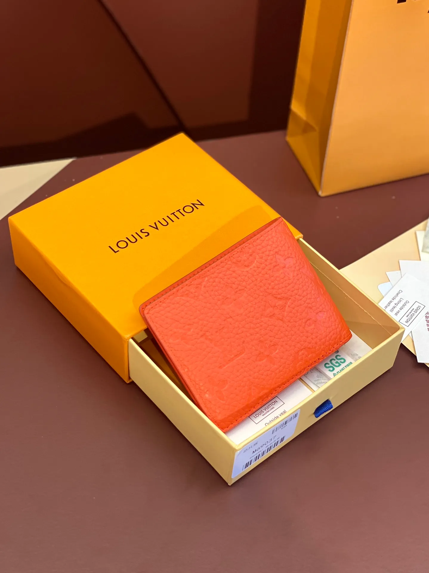 💰380 M69037 Orange! Chip version, (made of top-grain cowhide), this Multiple wallet features the classic Monogram embossing on the full-grain Taurillon leather surface, creating a compact structure and concise lines. Card slots, interior pockets and compartments keep cash, receipts and more organized. Detailed features: 11.5 x 9 x 1.5 cm (length x height x width).