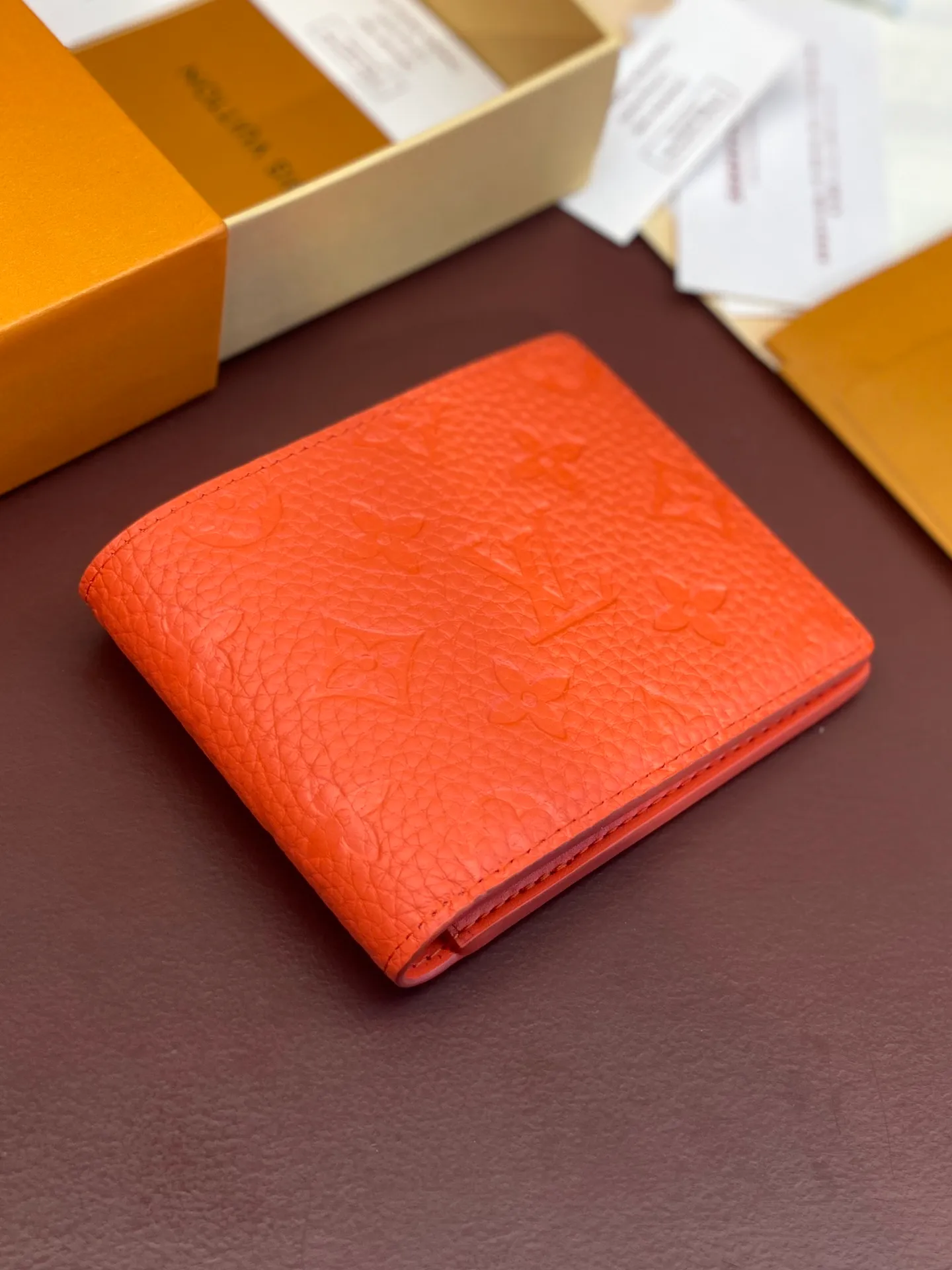 💰380 M69037 Orange! Chip version, (made of top-grain cowhide), this Multiple wallet features the classic Monogram embossing on the full-grain Taurillon leather surface, creating a compact structure and concise lines. Card slots, interior pockets and compartments keep cash, receipts and more organized. Detailed features: 11.5 x 9 x 1.5 cm (length x height x width).
