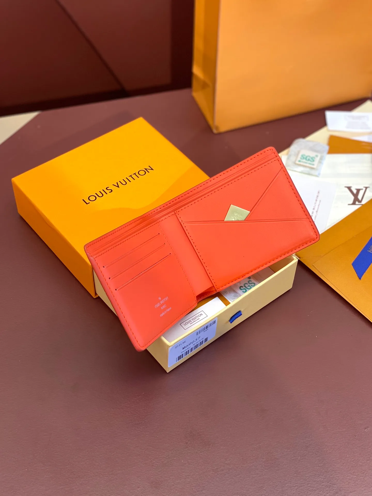 💰380 M69037 Orange! Chip version, (made of top-grain cowhide), this Multiple wallet features the classic Monogram embossing on the full-grain Taurillon leather surface, creating a compact structure and concise lines. Card slots, interior pockets and compartments keep cash, receipts and more organized. Detailed features: 11.5 x 9 x 1.5 cm (length x height x width).