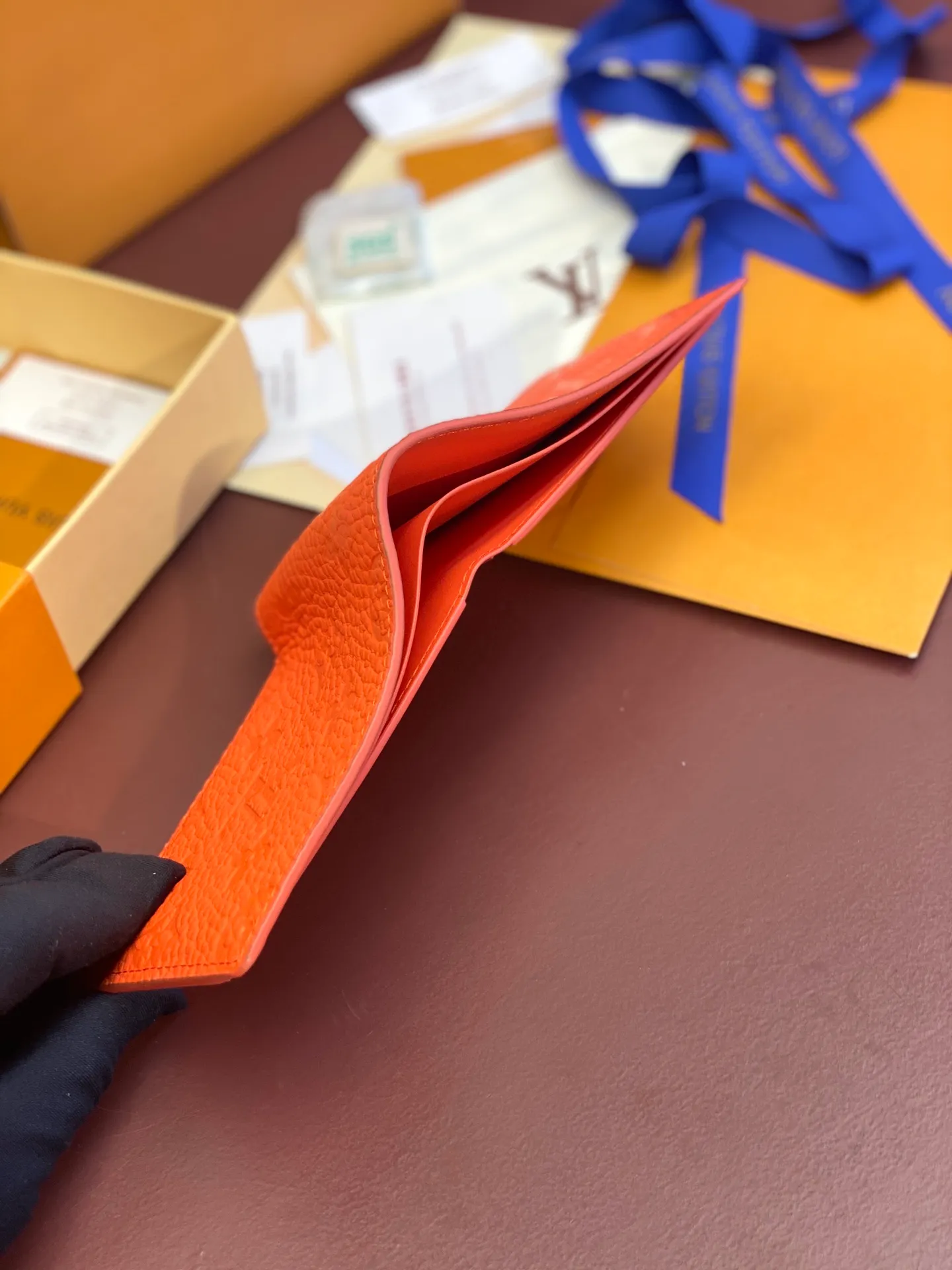 💰380 M69037 Orange! Chip version, (made of top-grain cowhide), this Multiple wallet features the classic Monogram embossing on the full-grain Taurillon leather surface, creating a compact structure and concise lines. Card slots, interior pockets and compartments keep cash, receipts and more organized. Detailed features: 11.5 x 9 x 1.5 cm (length x height x width).