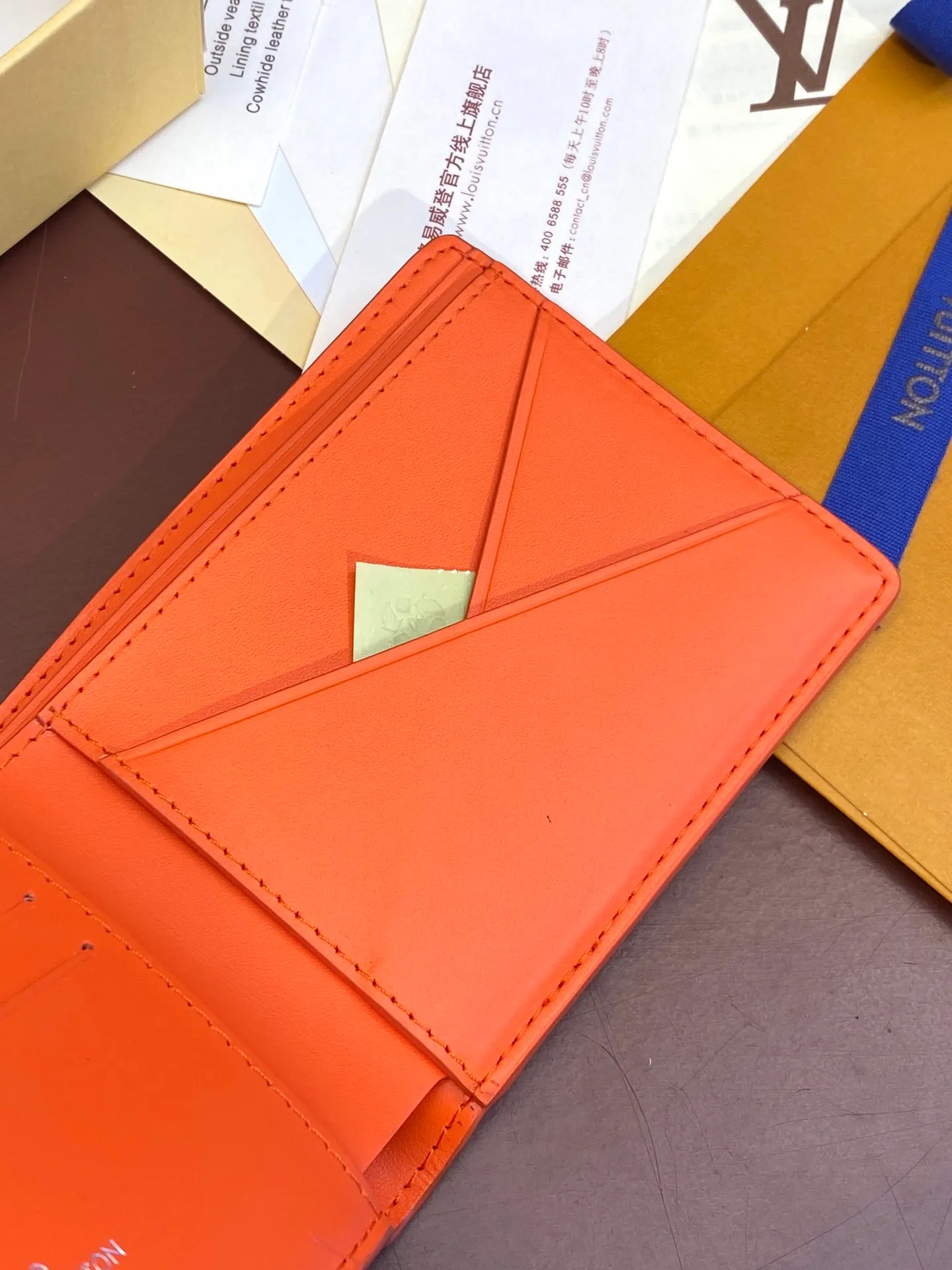 💰380 M69037 Orange! Chip version, (made of top-grain cowhide), this Multiple wallet features the classic Monogram embossing on the full-grain Taurillon leather surface, creating a compact structure and concise lines. Card slots, interior pockets and compartments keep cash, receipts and more organized. Detailed features: 11.5 x 9 x 1.5 cm (length x height x width).
