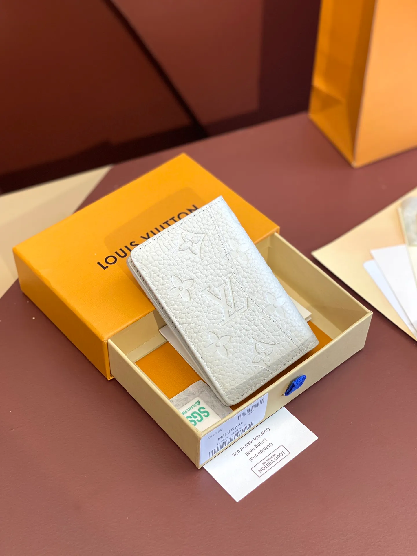 💰340 M83069 off-white! Chip version, (made of top-grain cowhide), this pocket wallet is made of full-grain Taurillon leather, with subtle embossed LV letters and Monogram flowers. The compact design has an inner pocket and an outer pocket for easy access to credit cards or transportation cards. Detailed features 7.5 x 11.1 x 1 cm (length x height x width).