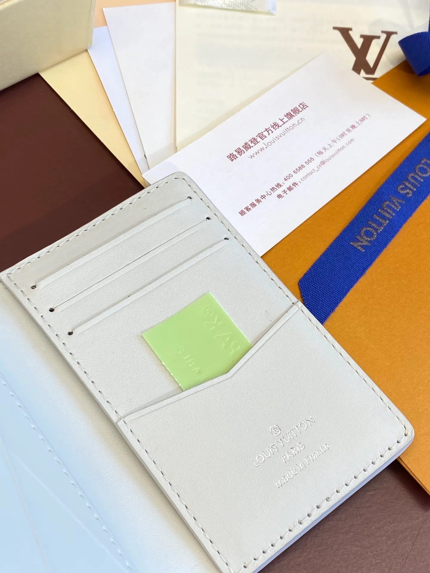 💰340 M83069 off-white! Chip version, (made of top-grain cowhide), this pocket wallet is made of full-grain Taurillon leather, with subtle embossed LV letters and Monogram flowers. The compact design has an inner pocket and an outer pocket for easy access to credit cards or transportation cards. Detailed features 7.5 x 11.1 x 1 cm (length x height x width).