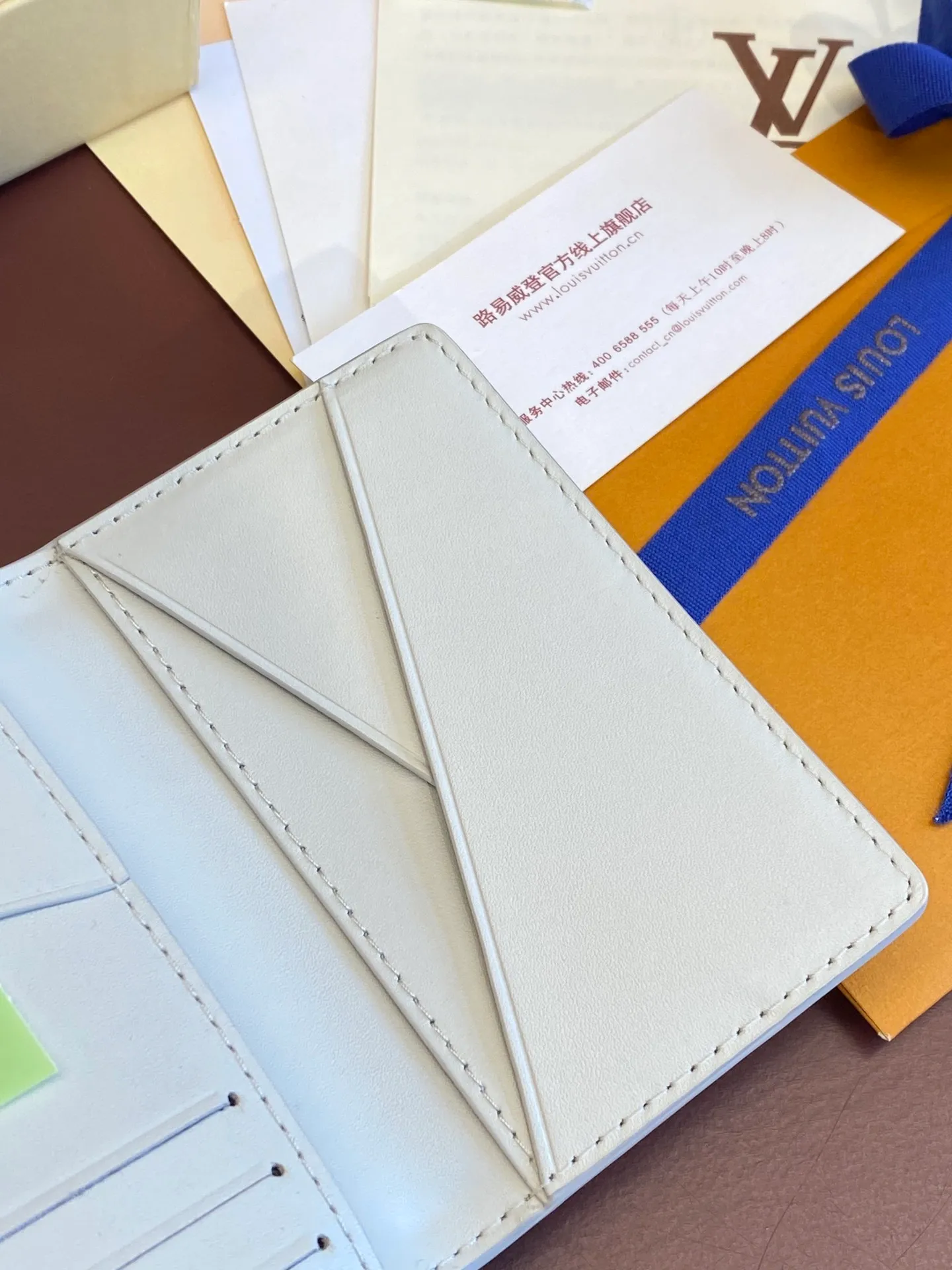 💰340 M83069 off-white! Chip version, (made of top-grain cowhide), this pocket wallet is made of full-grain Taurillon leather, with subtle embossed LV letters and Monogram flowers. The compact design has an inner pocket and an outer pocket for easy access to credit cards or transportation cards. Detailed features 7.5 x 11.1 x 1 cm (length x height x width).