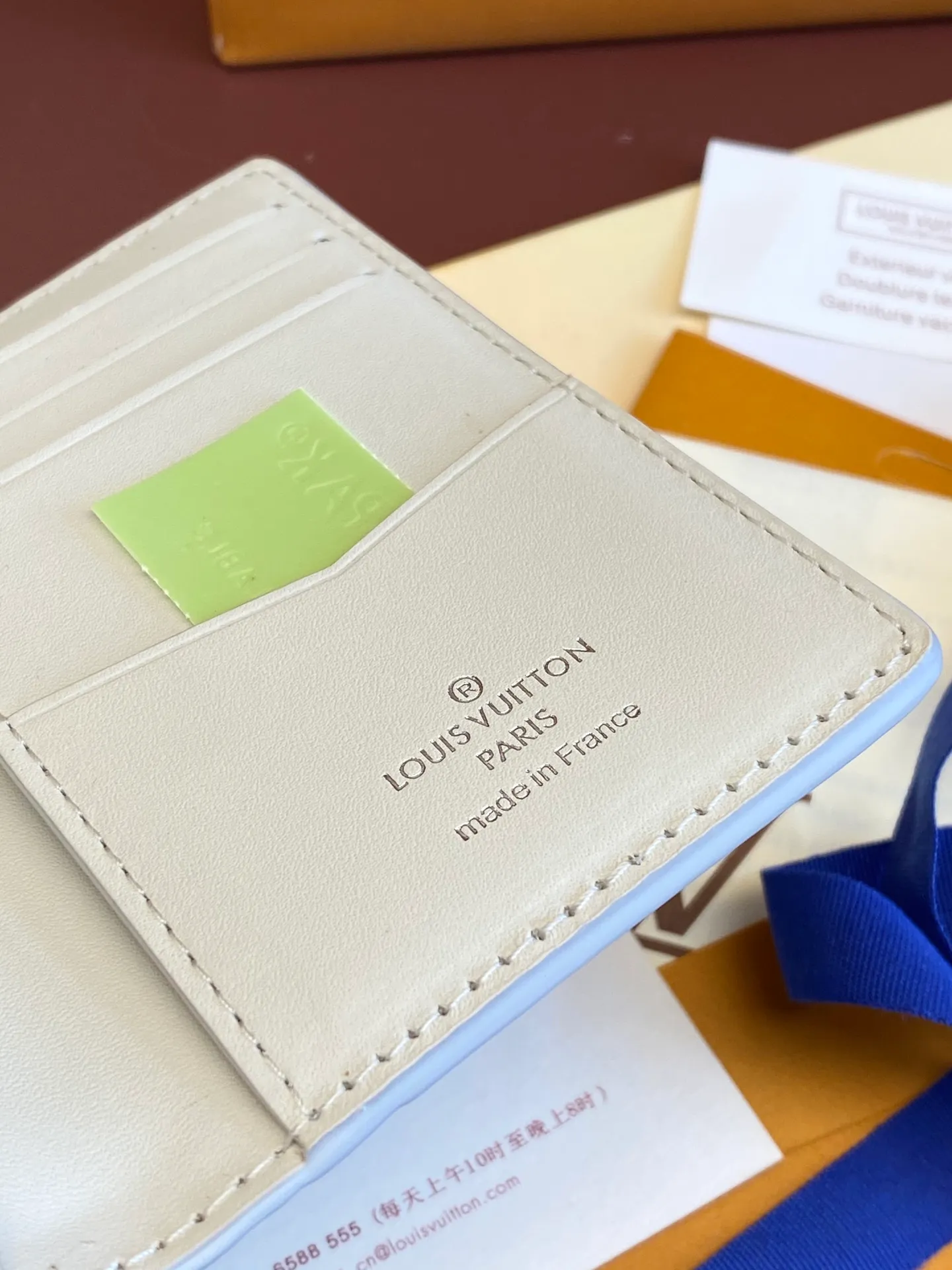 💰340 M83069 off-white! Chip version, (made of top-grain cowhide), this pocket wallet is made of full-grain Taurillon leather, with subtle embossed LV letters and Monogram flowers. The compact design has an inner pocket and an outer pocket for easy access to credit cards or transportation cards. Detailed features 7.5 x 11.1 x 1 cm (length x height x width).