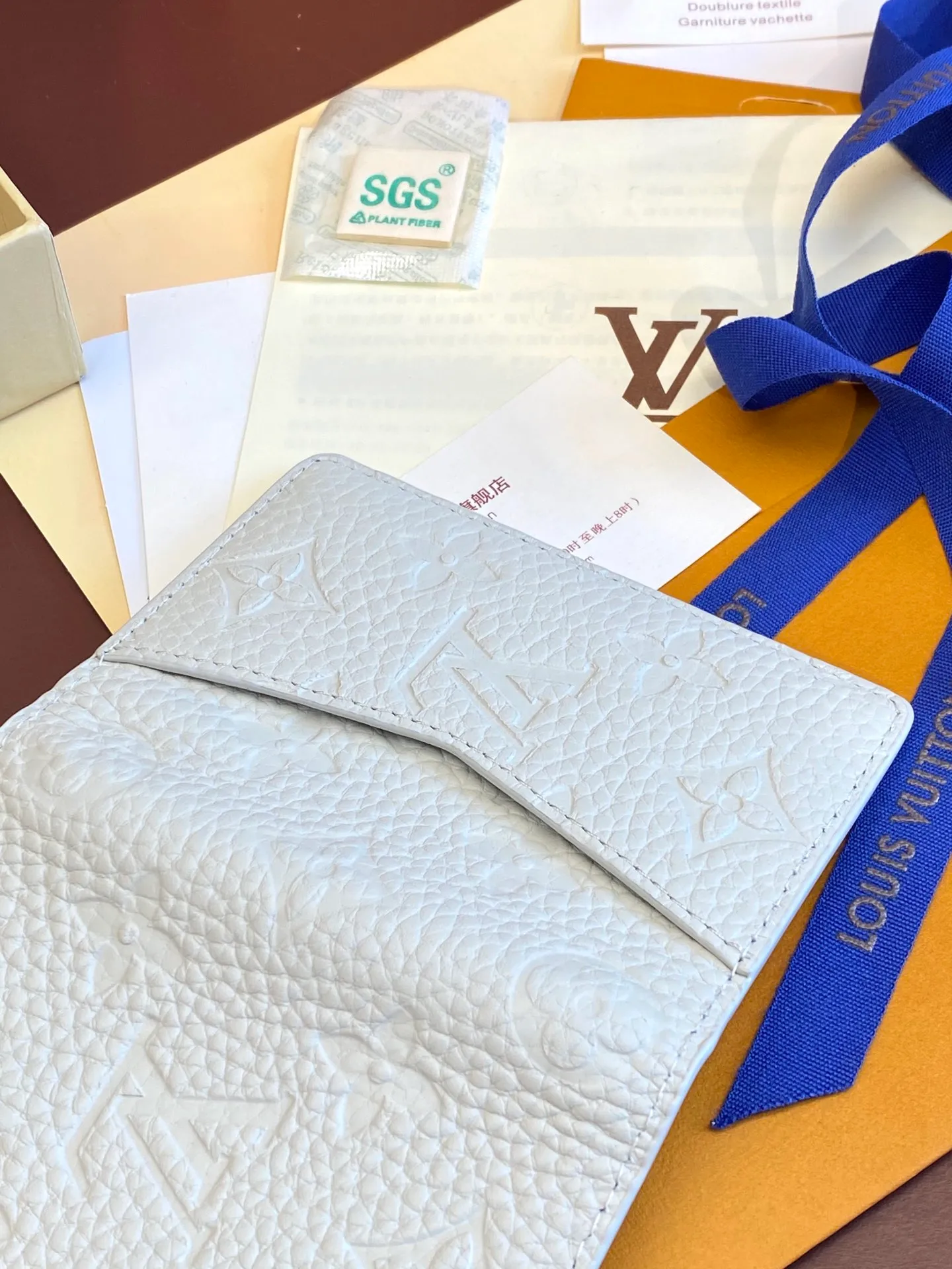 💰340 M83069 off-white! Chip version, (made of top-grain cowhide), this pocket wallet is made of full-grain Taurillon leather, with subtle embossed LV letters and Monogram flowers. The compact design has an inner pocket and an outer pocket for easy access to credit cards or transportation cards. Detailed features 7.5 x 11.1 x 1 cm (length x height x width).