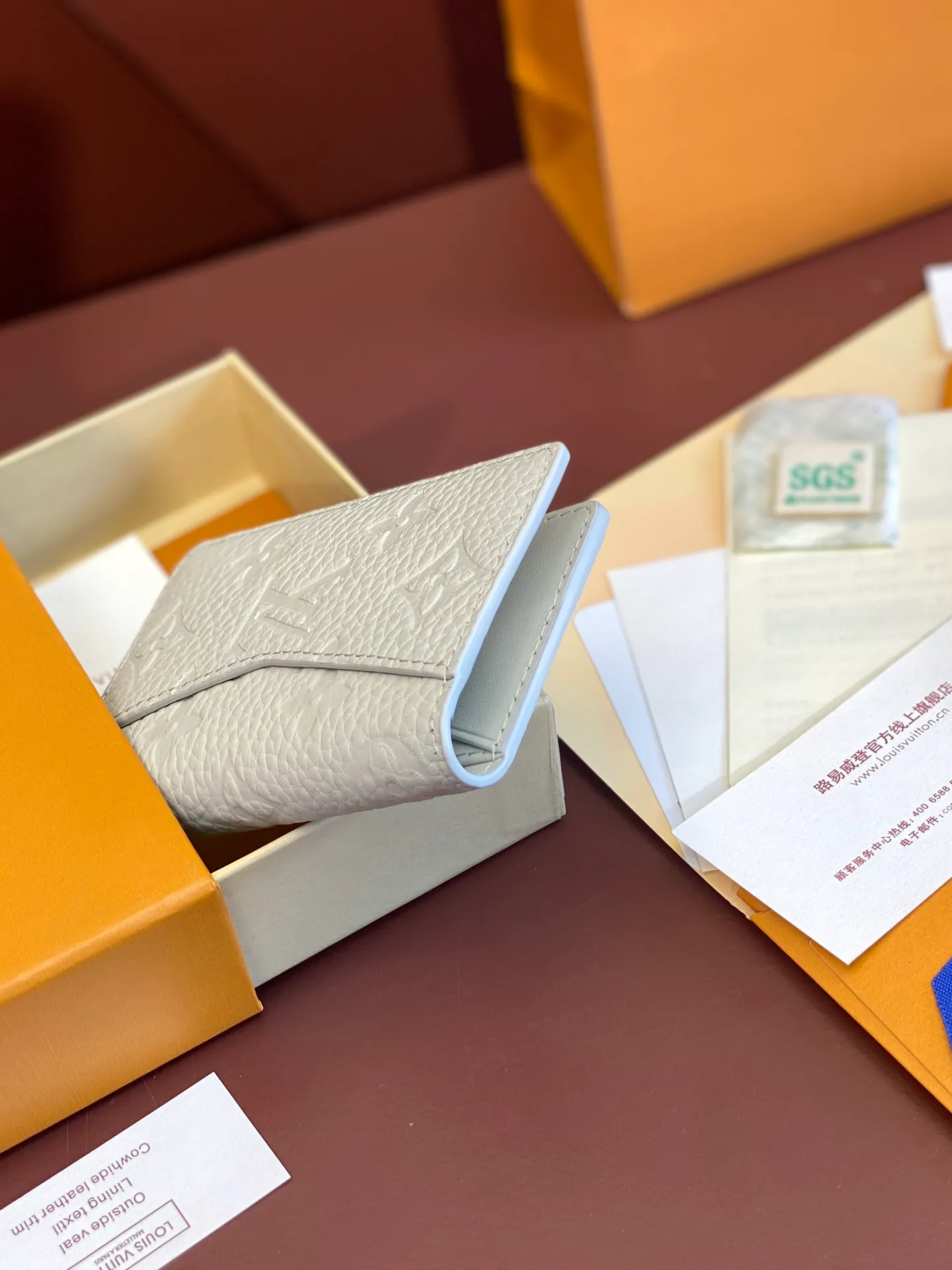 💰340 M83069 off-white! Chip version, (made of top-grain cowhide), this pocket wallet is made of full-grain Taurillon leather, with subtle embossed LV letters and Monogram flowers. The compact design has an inner pocket and an outer pocket for easy access to credit cards or transportation cards. Detailed features 7.5 x 11.1 x 1 cm (length x height x width).