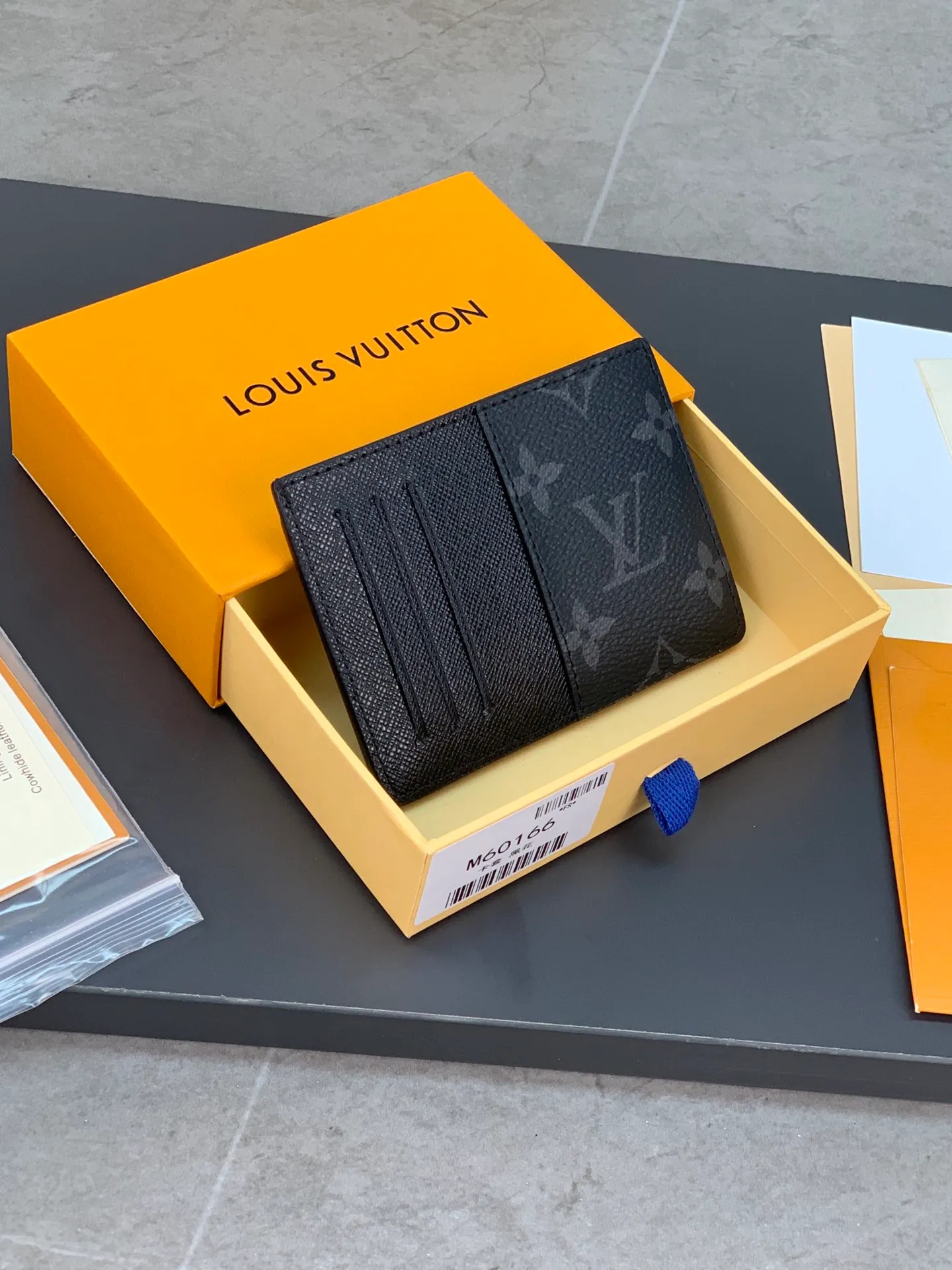 M60166 black flower! The Neo card holder in Monogram Macassar canvas is the perfect way to carry important cards. Leather trimmings enhance the classic Louis Vuitton pattern. Detailed features 11 x 7 x 0.6 cm 💰240