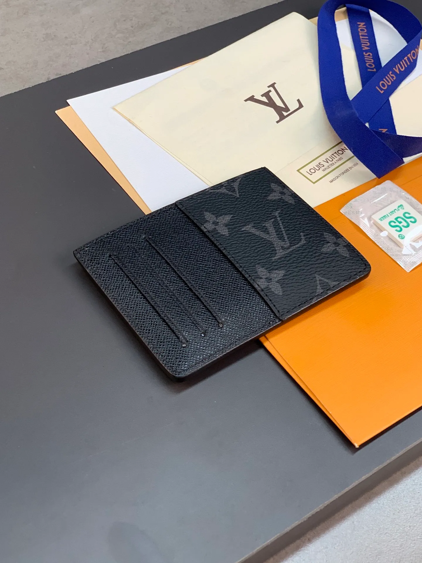 M60166 black flower! The Neo card holder in Monogram Macassar canvas is the perfect way to carry important cards. Leather trimmings enhance the classic Louis Vuitton pattern. Detailed features 11 x 7 x 0.6 cm 💰240