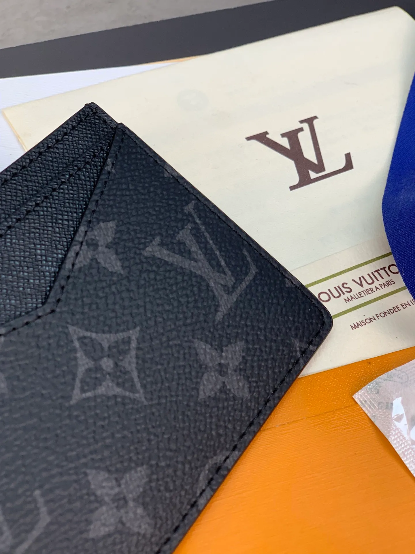 M60166 black flower! The Neo card holder in Monogram Macassar canvas is the perfect way to carry important cards. Leather trimmings enhance the classic Louis Vuitton pattern. Detailed features 11 x 7 x 0.6 cm 💰240