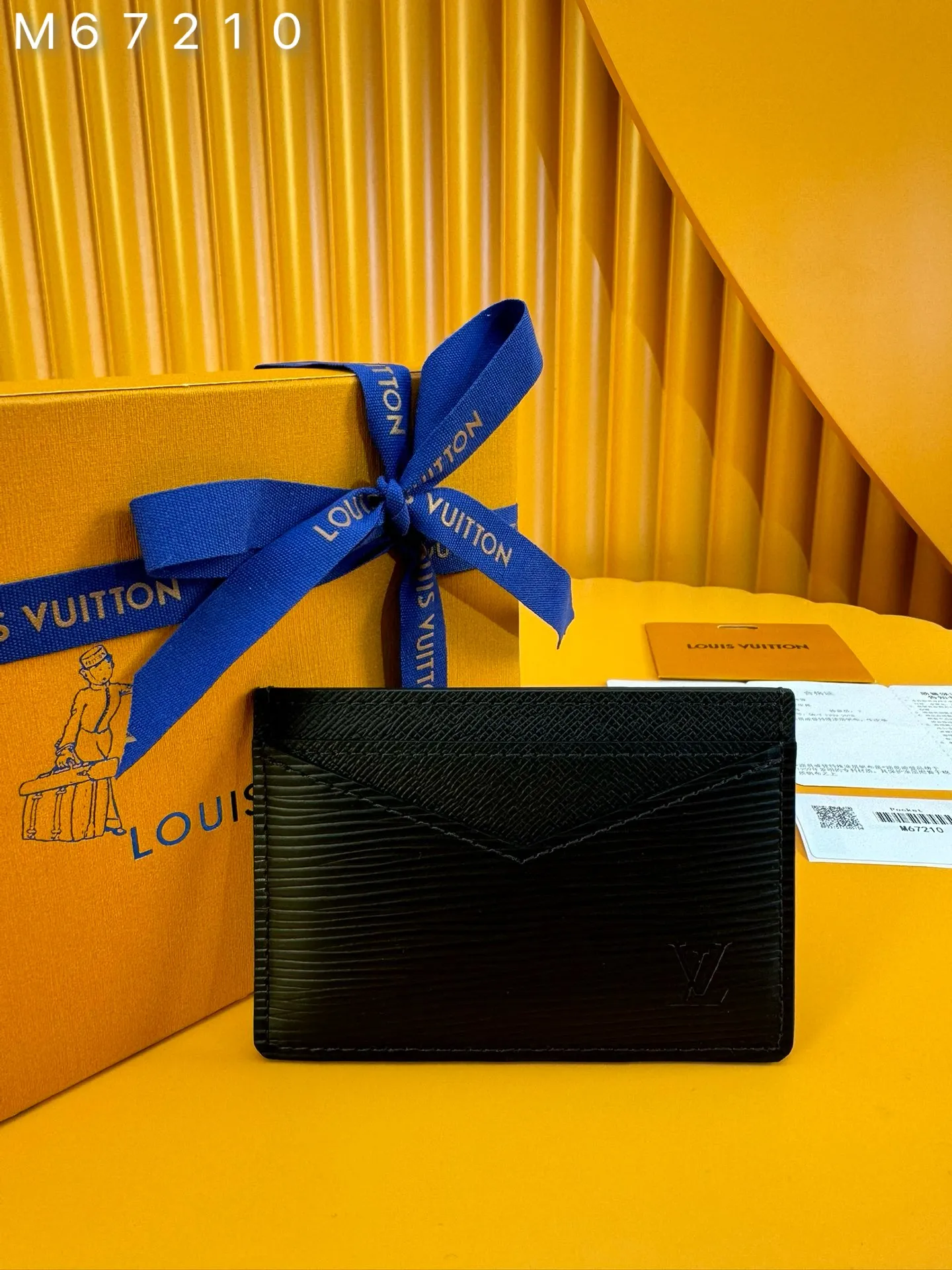 M67210 "Special Class Duty Free" ♻️[First-class material·All-steel hardware·French chips·Full set of packaging] Absolutely masculine, the Neo Epi leather elastic card box is a premium case for basic cards. It slides easily into a jacket or pants pocket. 11x7x0.6cm💰400