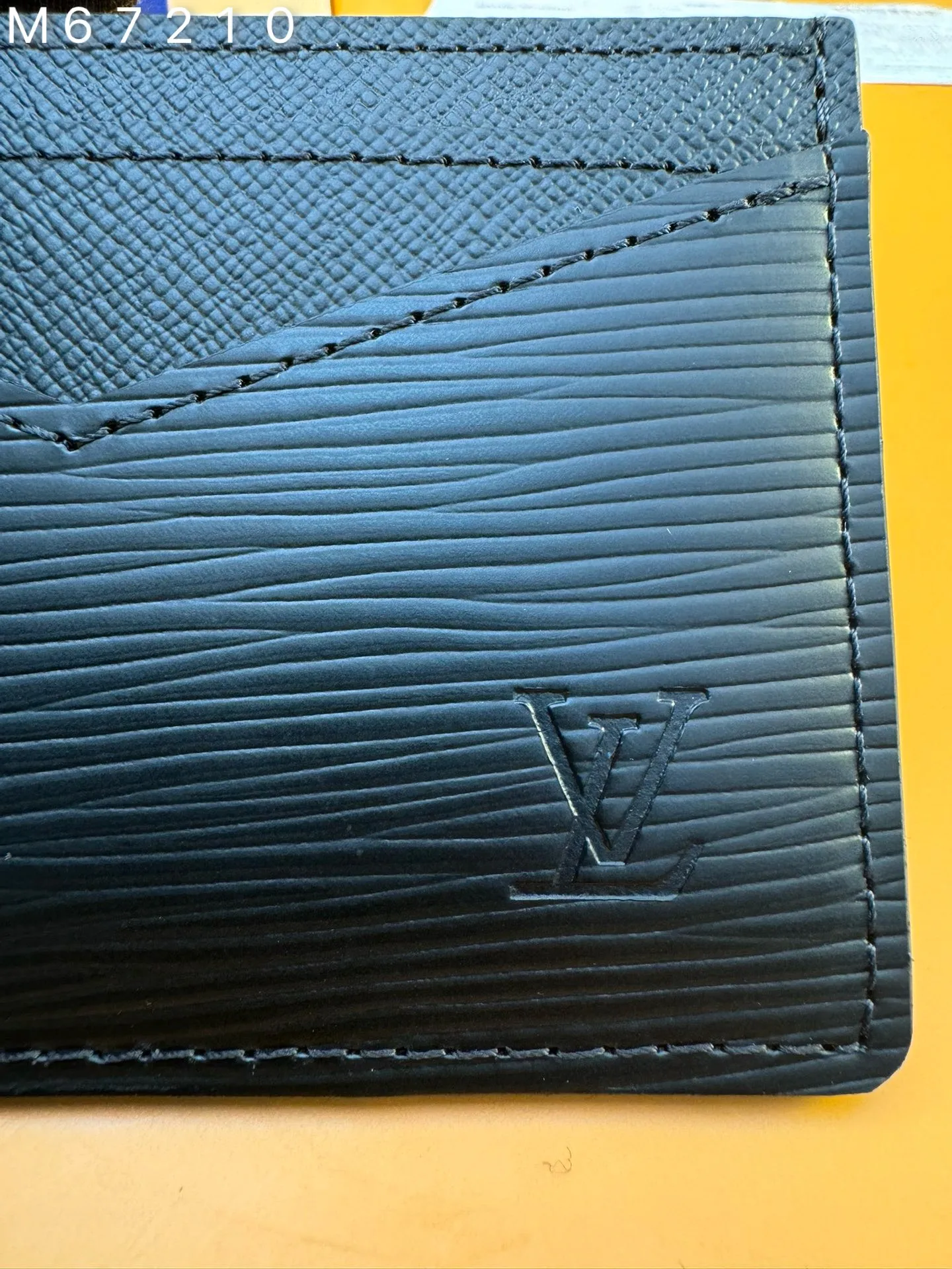 M67210 "Special Class Duty Free" ♻️[First-class material·All-steel hardware·French chips·Full set of packaging] Absolutely masculine, the Neo Epi leather elastic card box is a premium case for basic cards. It slides easily into a jacket or pants pocket. 11x7x0.6cm💰400