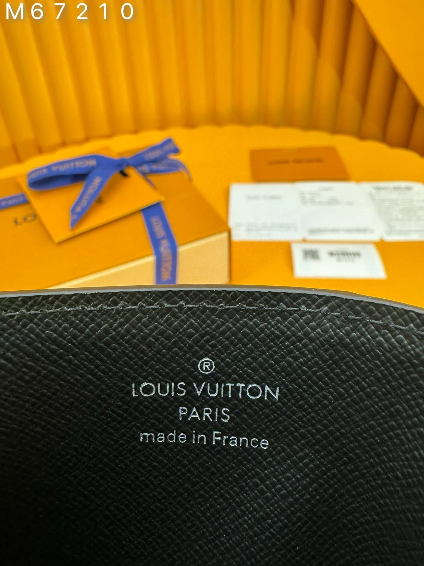 M67210 "Special Class Duty Free" ♻️[First-class material·All-steel hardware·French chips·Full set of packaging] Absolutely masculine, the Neo Epi leather elastic card box is a premium case for basic cards. It slides easily into a jacket or pants pocket. 11x7x0.6cm💰400