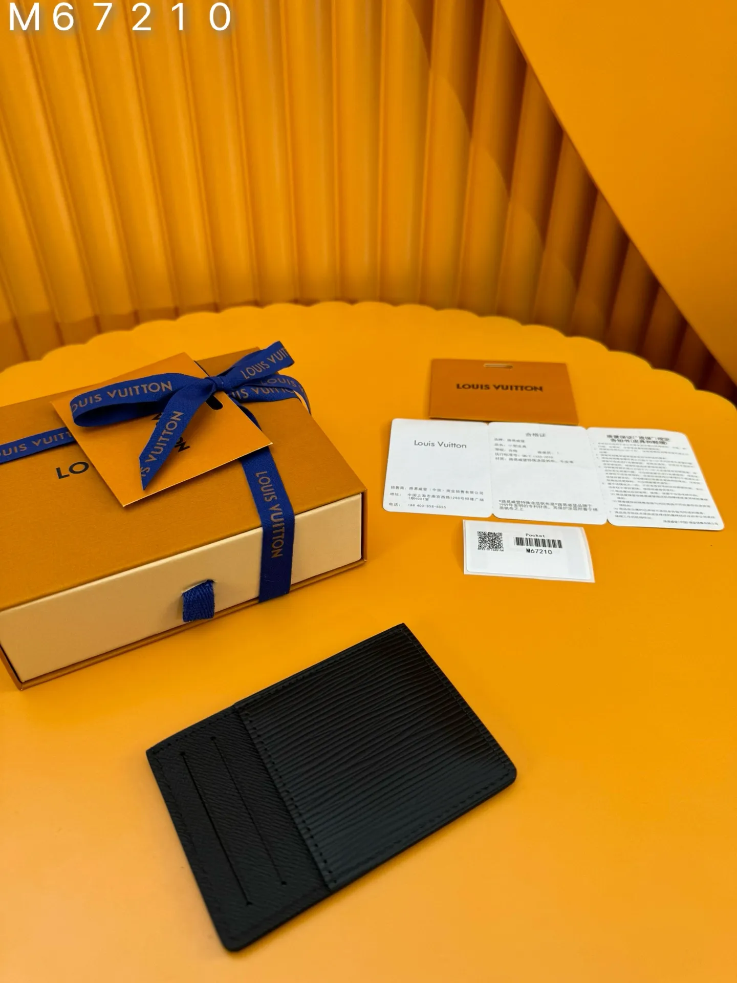 M67210 "Special Class Duty Free" ♻️[First-class material·All-steel hardware·French chips·Full set of packaging] Absolutely masculine, the Neo Epi leather elastic card box is a premium case for basic cards. It slides easily into a jacket or pants pocket. 11x7x0.6cm💰400