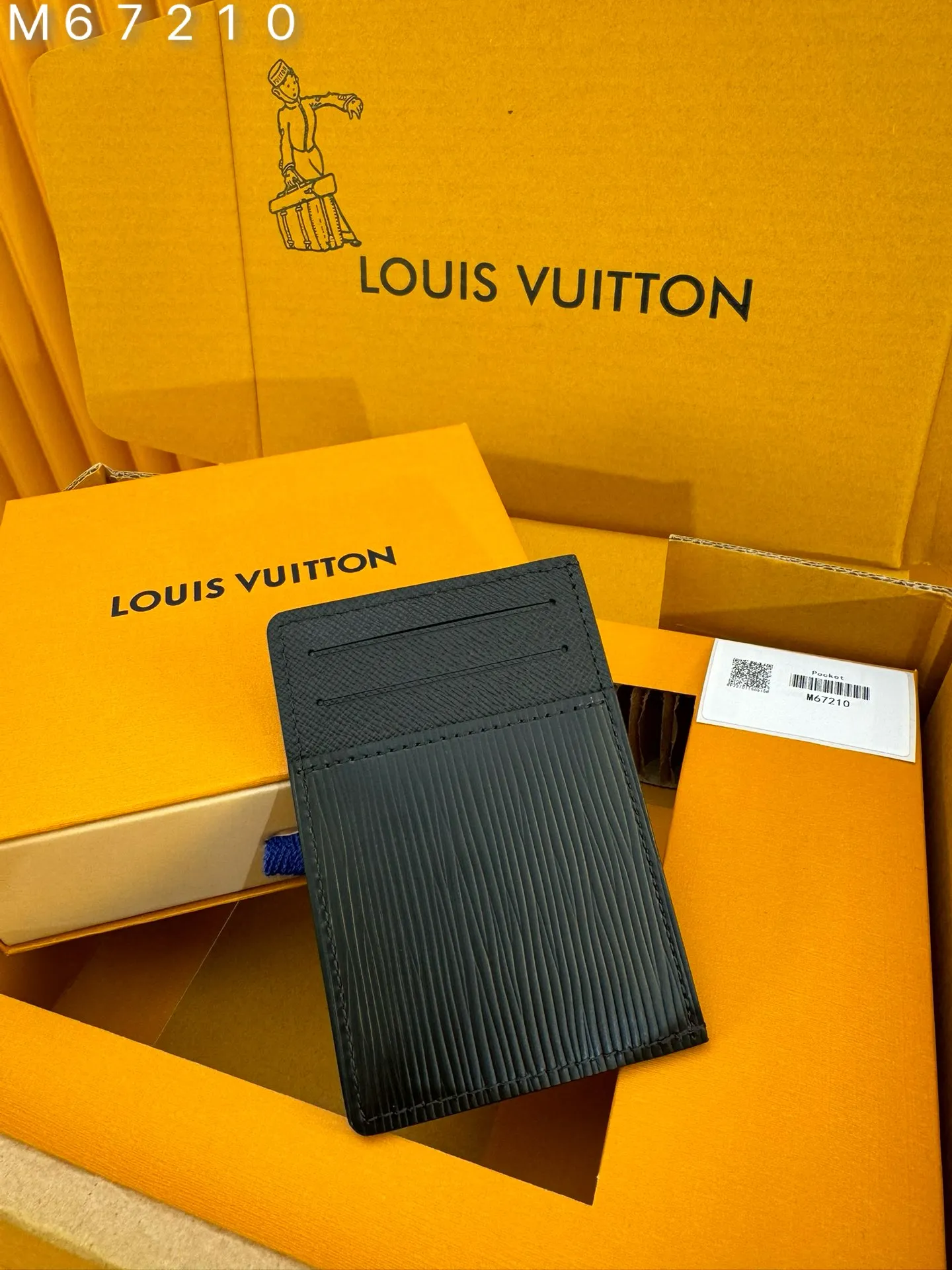 M67210 "Special Class Duty Free" ♻️[First-class material·All-steel hardware·French chips·Full set of packaging] Absolutely masculine, the Neo Epi leather elastic card box is a premium case for basic cards. It slides easily into a jacket or pants pocket. 11x7x0.6cm💰400
