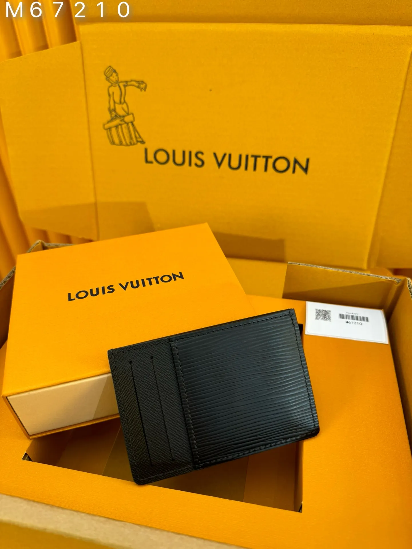 M67210 "Special Class Duty Free" ♻️[First-class material·All-steel hardware·French chips·Full set of packaging] Absolutely masculine, the Neo Epi leather elastic card box is a premium case for basic cards. It slides easily into a jacket or pants pocket. 11x7x0.6cm💰400