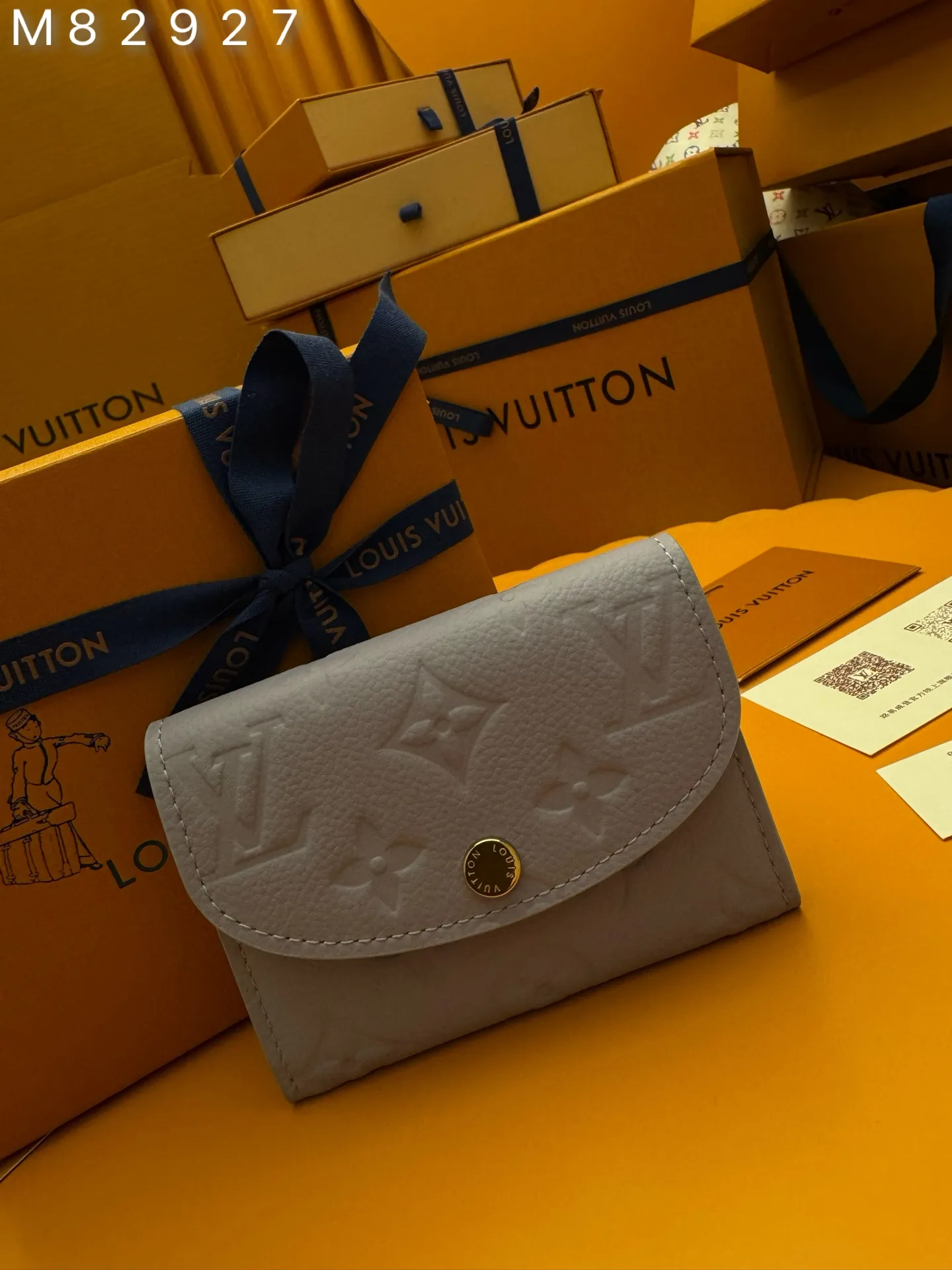 M82927 "Special Duty Free" ♻️ [Official special edition·First-class material·All-steel hardware·163 chips·Full set of packaging] This Rosalie coin purse is made of Monogram Empreinte embossed soft grain cow leather. It opens with a rounded flap and has a compact configuration. It has a zippered coin pocket, a patch pocket and a card compartment inside. Louis Vuitton logo-engraved snaps secure the closure. 11x8x2.5cm 💰520