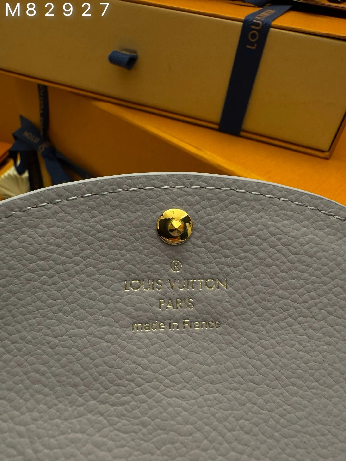 M82927 "Special Duty Free" ♻️ [Official special edition·First-class material·All-steel hardware·163 chips·Full set of packaging] This Rosalie coin purse is made of Monogram Empreinte embossed soft grain cow leather. It opens with a rounded flap and has a compact configuration. It has a zippered coin pocket, a patch pocket and a card compartment inside. Louis Vuitton logo-engraved snaps secure the closure. 11x8x2.5cm 💰520