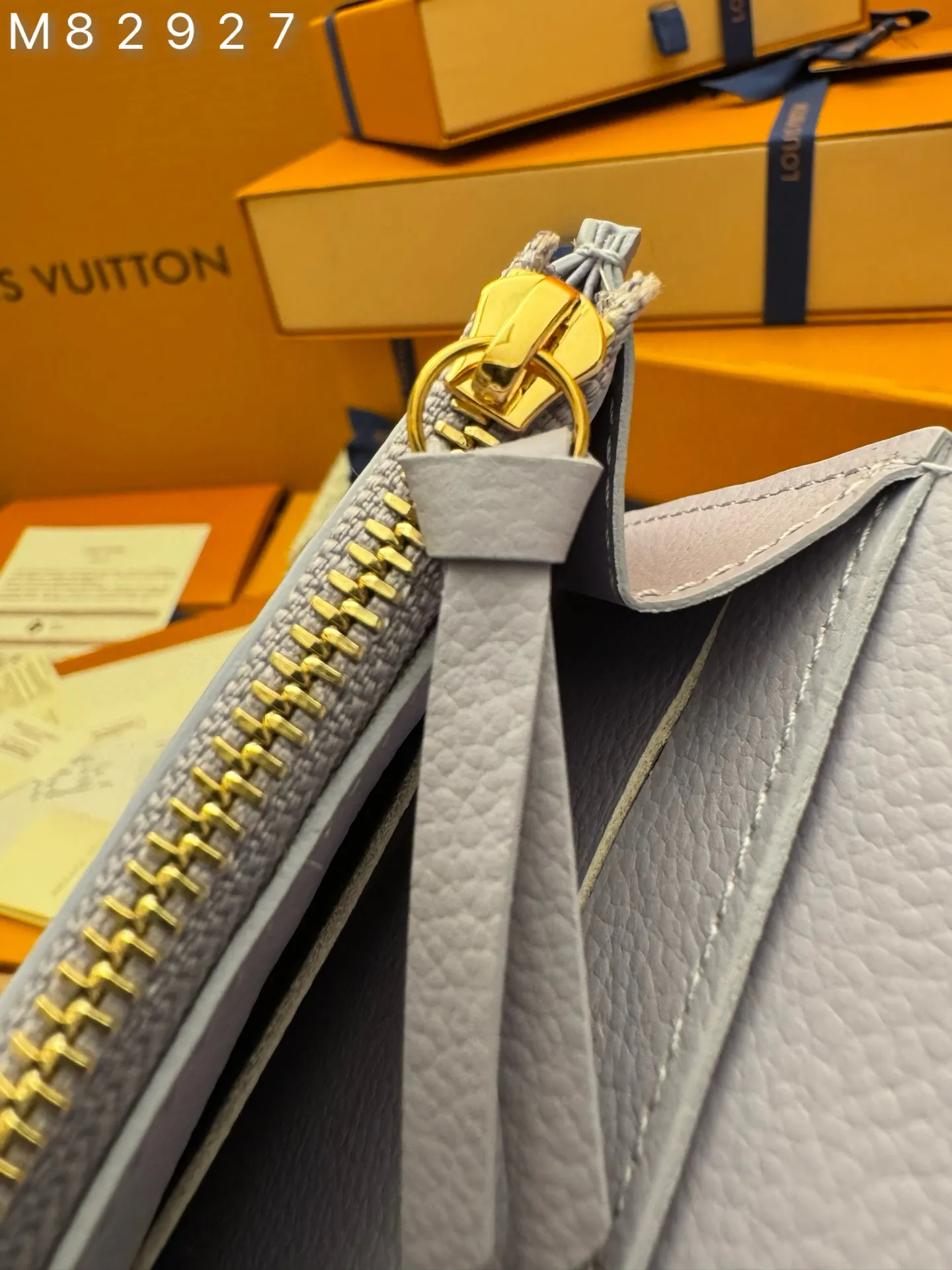 M82927 "Special Duty Free" ♻️ [Official special edition·First-class material·All-steel hardware·163 chips·Full set of packaging] This Rosalie coin purse is made of Monogram Empreinte embossed soft grain cow leather. It opens with a rounded flap and has a compact configuration. It has a zippered coin pocket, a patch pocket and a card compartment inside. Louis Vuitton logo-engraved snaps secure the closure. 11x8x2.5cm 💰520