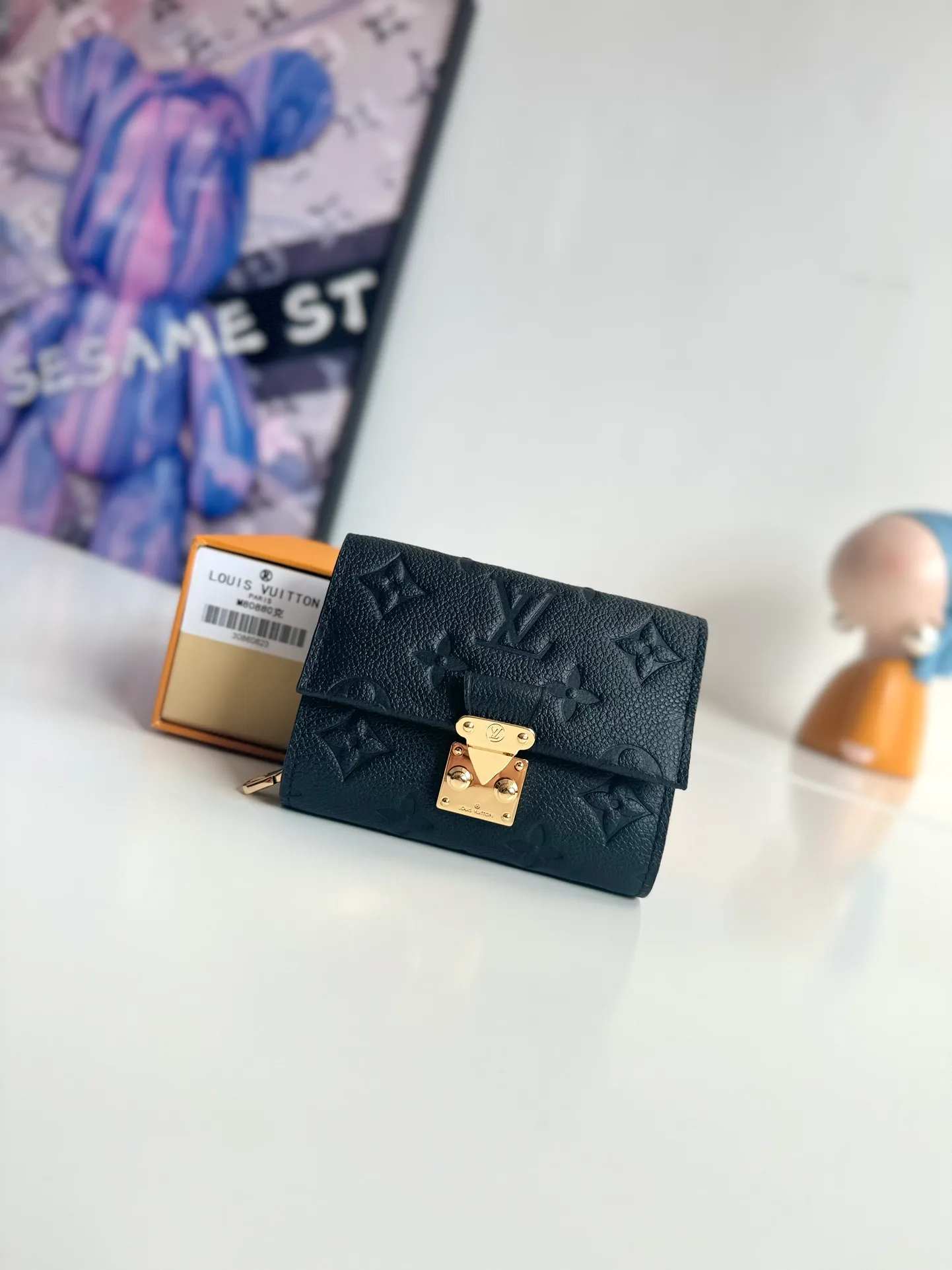 P620🇫🇷Overseas original single M82926 black exclusive real shot! Métis Short Wallet Inspired by the Métis leather goods collection, the Métis Short Wallet is made of soft Monogram Empreinte leather embossed with the classic Monogram pattern. The pocket S-lock lock secures the flap, continuing the classic Louis Vuitton hard case elements. The elegant construction offers ample interior space, including a zipped accordion coin pocket, patch pockets and card slots. Size: 11.5×8.5×4cm