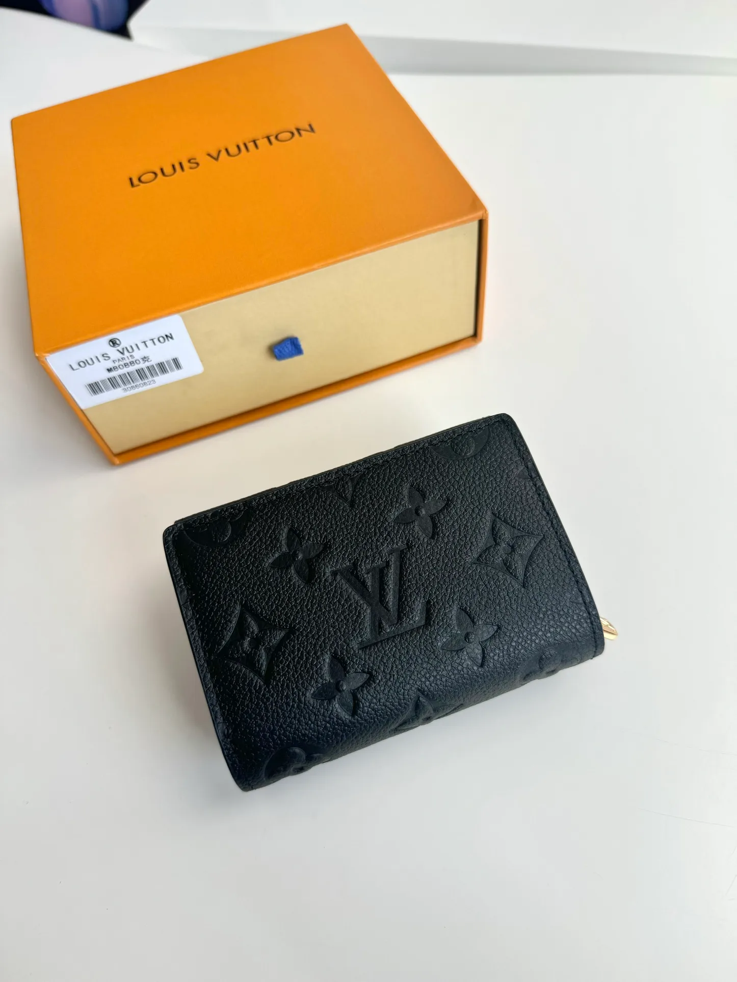 P620🇫🇷Overseas original single M82926 black exclusive real shot! Métis Short Wallet Inspired by the Métis leather goods collection, the Métis Short Wallet is made of soft Monogram Empreinte leather embossed with the classic Monogram pattern. The pocket S-lock lock secures the flap, continuing the classic Louis Vuitton hard case elements. The elegant construction offers ample interior space, including a zipped accordion coin pocket, patch pockets and card slots. Size: 11.5×8.5×4cm