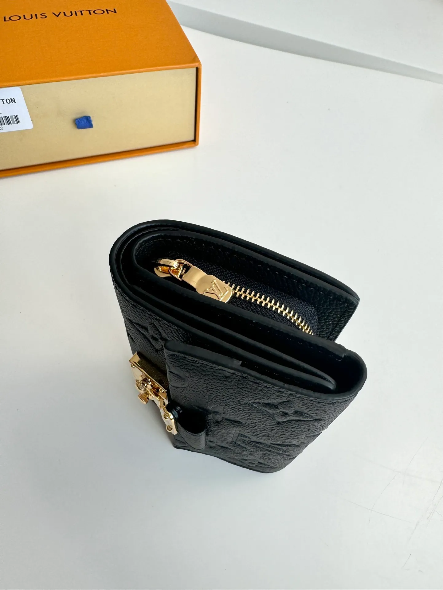 P620🇫🇷Overseas original single M82926 black exclusive real shot! Métis Short Wallet Inspired by the Métis leather goods collection, the Métis Short Wallet is made of soft Monogram Empreinte leather embossed with the classic Monogram pattern. The pocket S-lock lock secures the flap, continuing the classic Louis Vuitton hard case elements. The elegant construction offers ample interior space, including a zipped accordion coin pocket, patch pockets and card slots. Size: 11.5×8.5×4cm