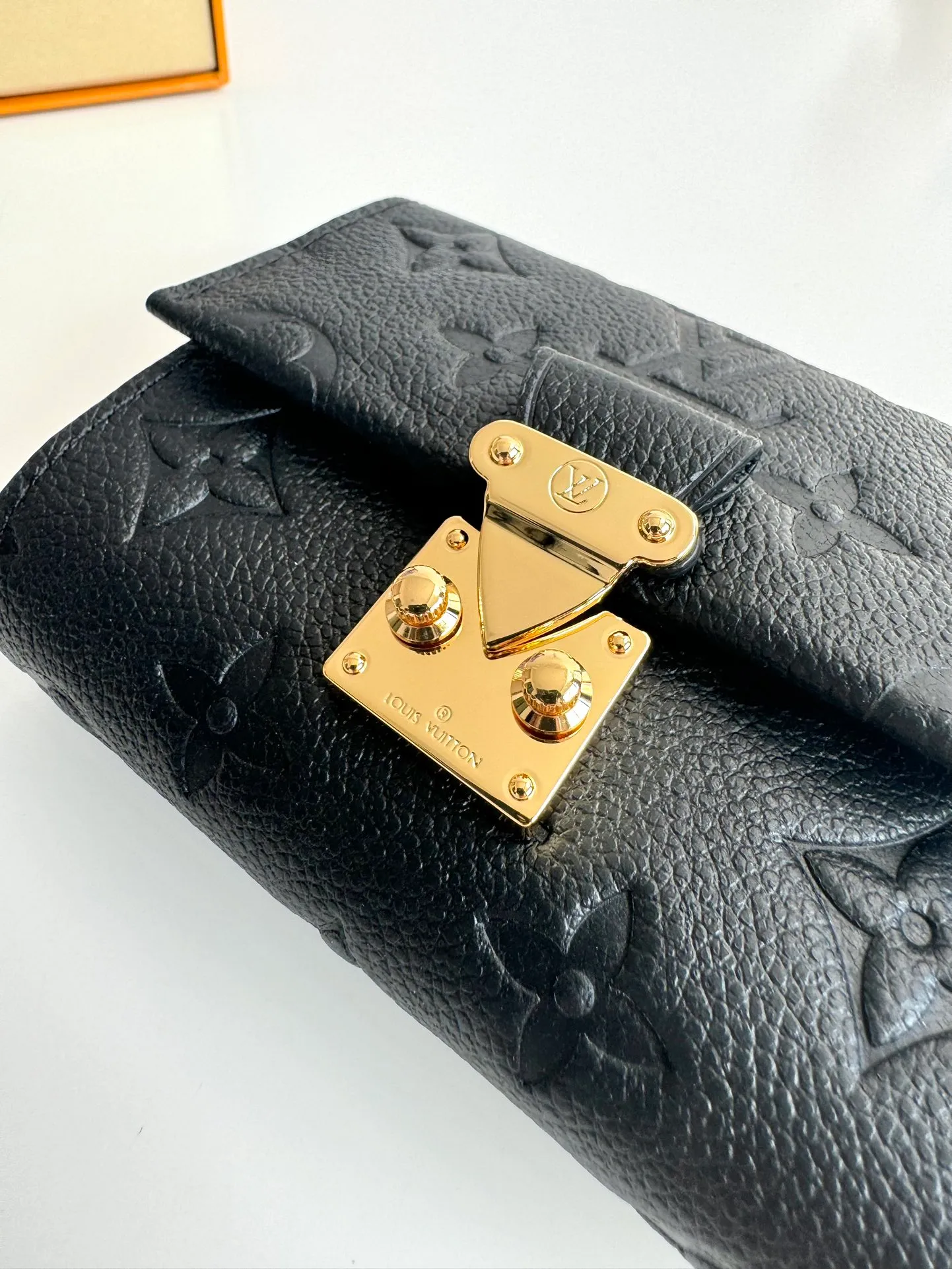 P620🇫🇷Overseas original single M82926 black exclusive real shot! Métis Short Wallet Inspired by the Métis leather goods collection, the Métis Short Wallet is made of soft Monogram Empreinte leather embossed with the classic Monogram pattern. The pocket S-lock lock secures the flap, continuing the classic Louis Vuitton hard case elements. The elegant construction offers ample interior space, including a zipped accordion coin pocket, patch pockets and card slots. Size: 11.5×8.5×4cm