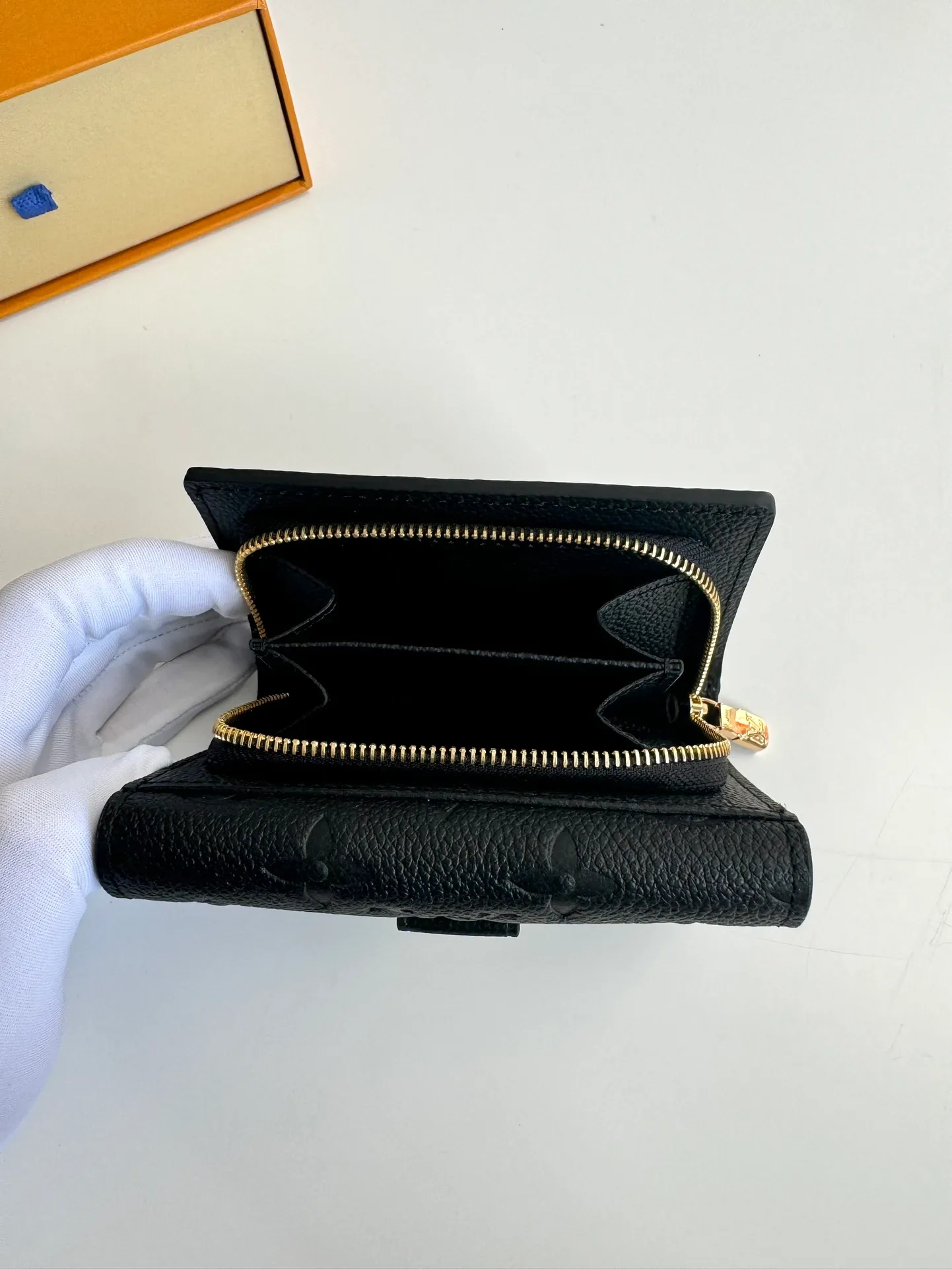 P620🇫🇷Overseas original single M82926 black exclusive real shot! Métis Short Wallet Inspired by the Métis leather goods collection, the Métis Short Wallet is made of soft Monogram Empreinte leather embossed with the classic Monogram pattern. The pocket S-lock lock secures the flap, continuing the classic Louis Vuitton hard case elements. The elegant construction offers ample interior space, including a zipped accordion coin pocket, patch pockets and card slots. Size: 11.5×8.5×4cm