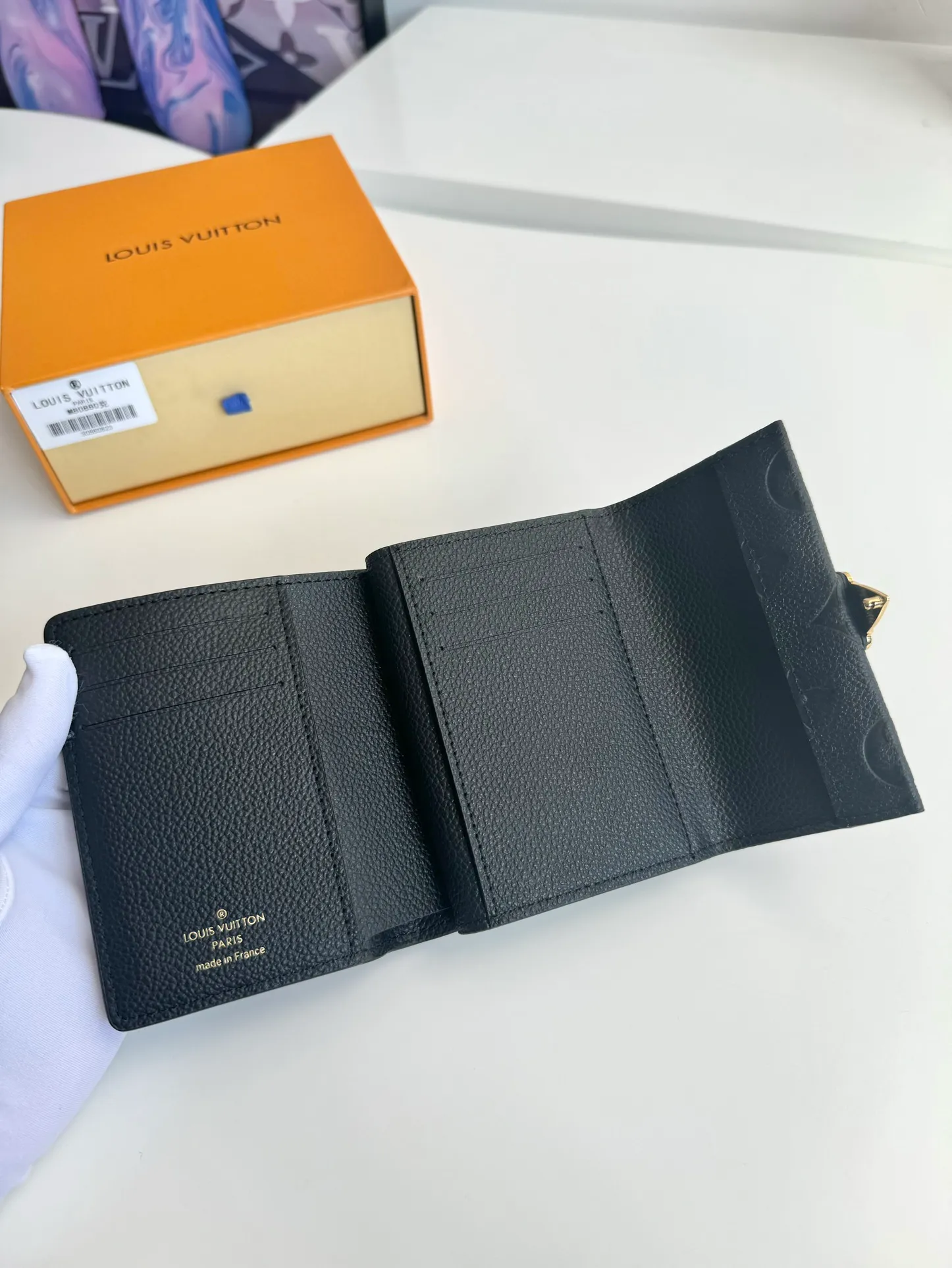 P620🇫🇷Overseas original single M82926 black exclusive real shot! Métis Short Wallet Inspired by the Métis leather goods collection, the Métis Short Wallet is made of soft Monogram Empreinte leather embossed with the classic Monogram pattern. The pocket S-lock lock secures the flap, continuing the classic Louis Vuitton hard case elements. The elegant construction offers ample interior space, including a zipped accordion coin pocket, patch pockets and card slots. Size: 11.5×8.5×4cm