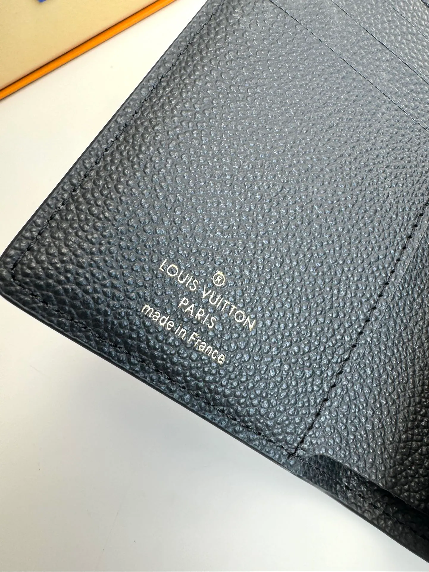 P620🇫🇷Overseas original single M82926 black exclusive real shot! Métis Short Wallet Inspired by the Métis leather goods collection, the Métis Short Wallet is made of soft Monogram Empreinte leather embossed with the classic Monogram pattern. The pocket S-lock lock secures the flap, continuing the classic Louis Vuitton hard case elements. The elegant construction offers ample interior space, including a zipped accordion coin pocket, patch pockets and card slots. Size: 11.5×8.5×4cm