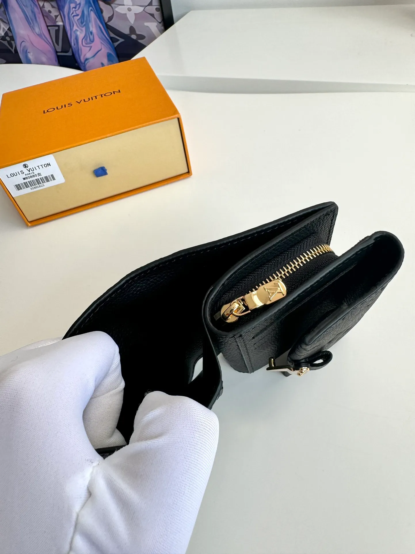 P620🇫🇷Overseas original single M82926 black exclusive real shot! Métis Short Wallet Inspired by the Métis leather goods collection, the Métis Short Wallet is made of soft Monogram Empreinte leather embossed with the classic Monogram pattern. The pocket S-lock lock secures the flap, continuing the classic Louis Vuitton hard case elements. The elegant construction offers ample interior space, including a zipped accordion coin pocket, patch pockets and card slots. Size: 11.5×8.5×4cm