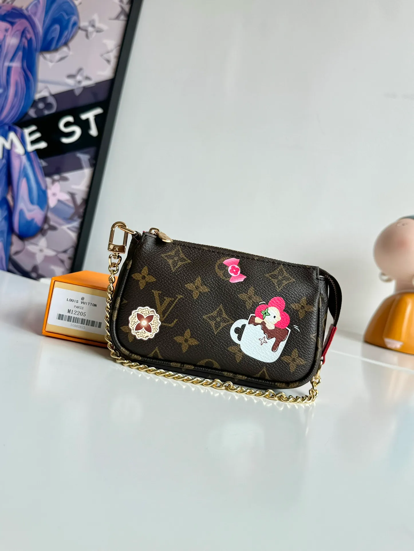 P440🇫🇷Exclusive real shot of overseas original single M12205! This Mini Pochette Accessoires clutch is a nod to the Candy Factory collection with a colorful candy pattern, featuring the brand's mascot Vivienne bathing in a cup of hot cocoa. It's lined in Monogram canvas and detailed with dazzling chains, hooks and a Vivienne zipper. Size: 15.5×10.5×4cm