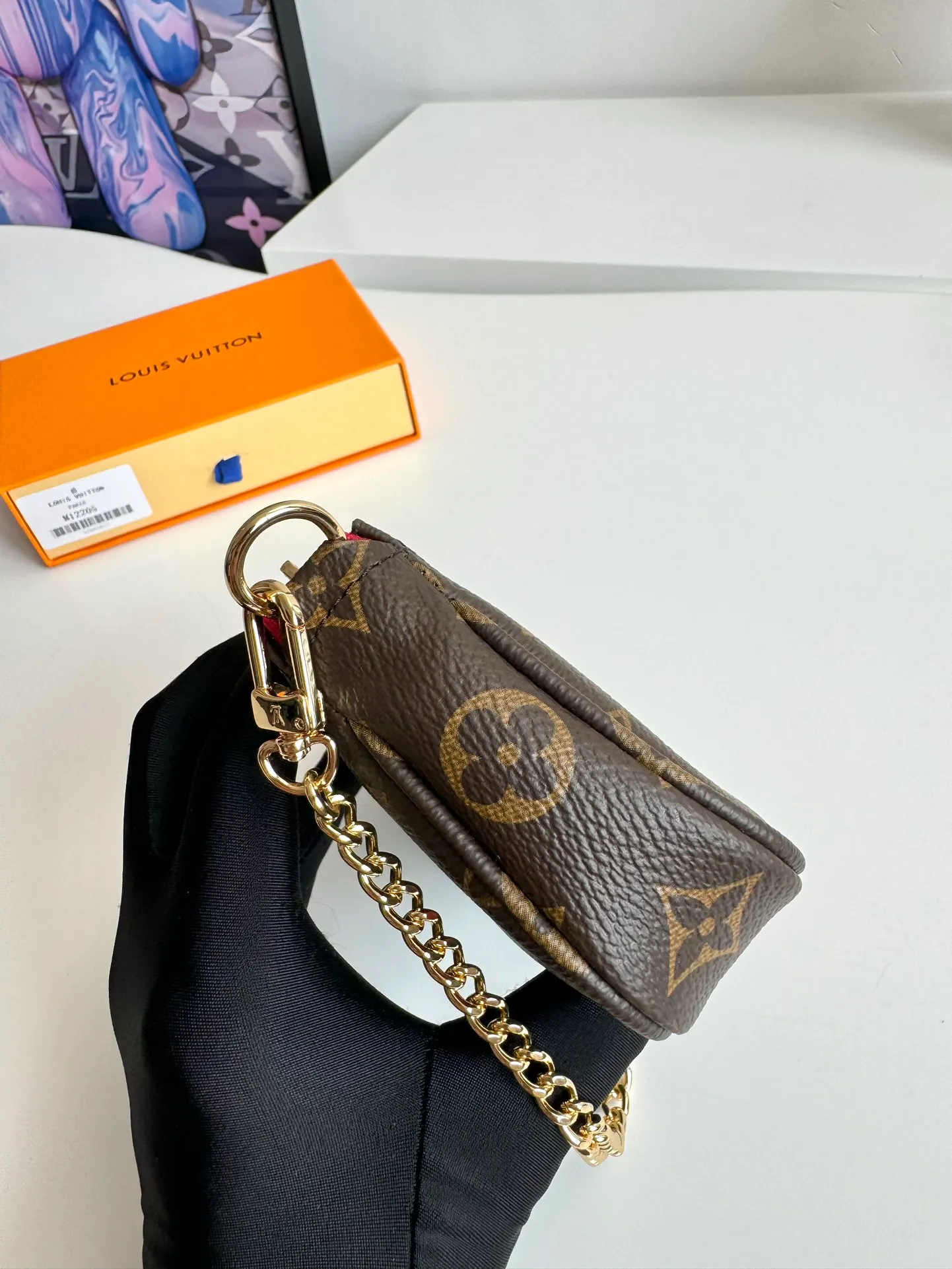 P440🇫🇷Exclusive real shot of overseas original single M12205! This Mini Pochette Accessoires clutch is a nod to the Candy Factory collection with a colorful candy pattern, featuring the brand's mascot Vivienne bathing in a cup of hot cocoa. It's lined in Monogram canvas and detailed with dazzling chains, hooks and a Vivienne zipper. Size: 15.5×10.5×4cm
