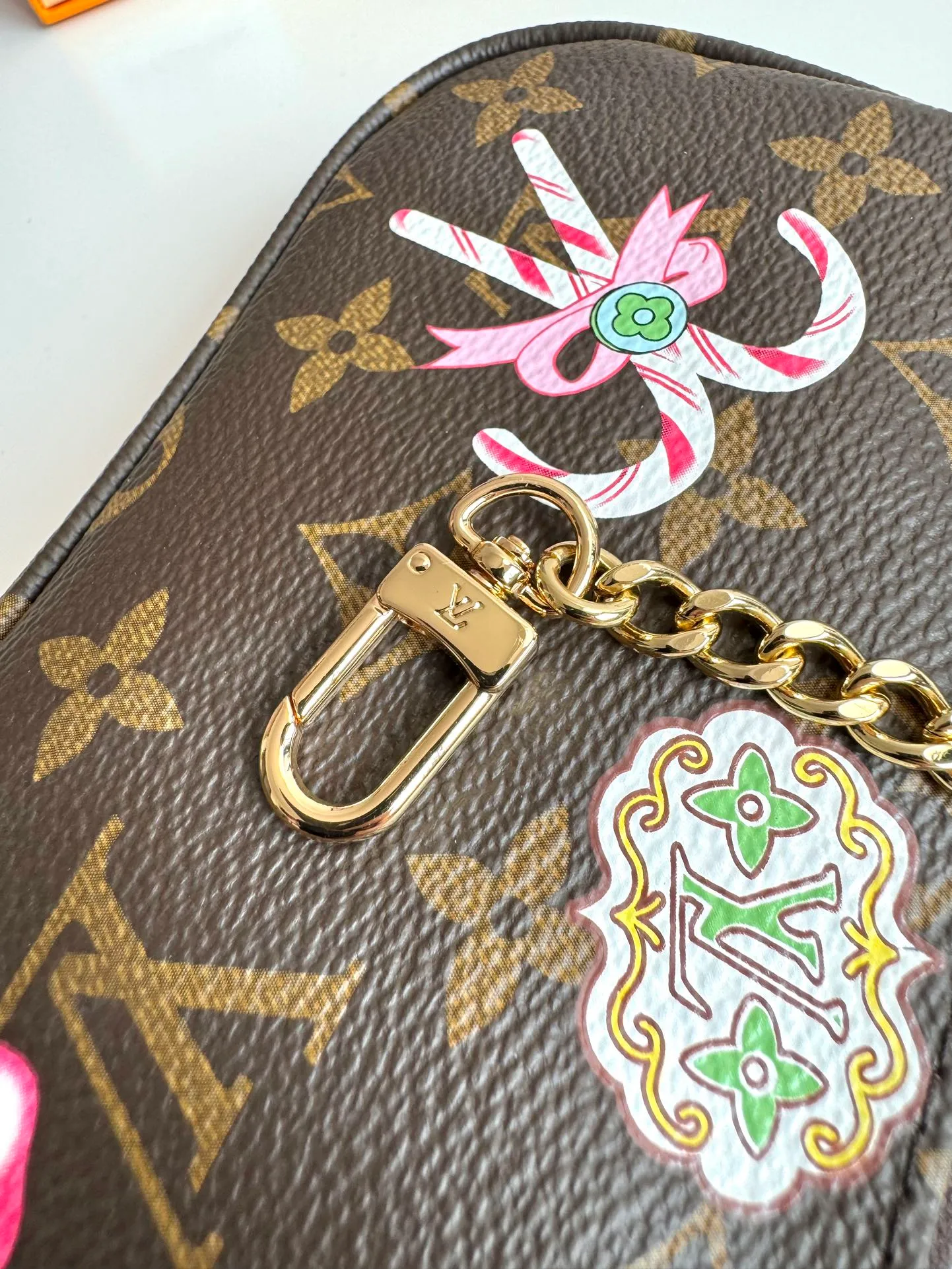 P440🇫🇷Exclusive real shot of overseas original single M12205! This Mini Pochette Accessoires clutch is a nod to the Candy Factory collection with a colorful candy pattern, featuring the brand's mascot Vivienne bathing in a cup of hot cocoa. It's lined in Monogram canvas and detailed with dazzling chains, hooks and a Vivienne zipper. Size: 15.5×10.5×4cm