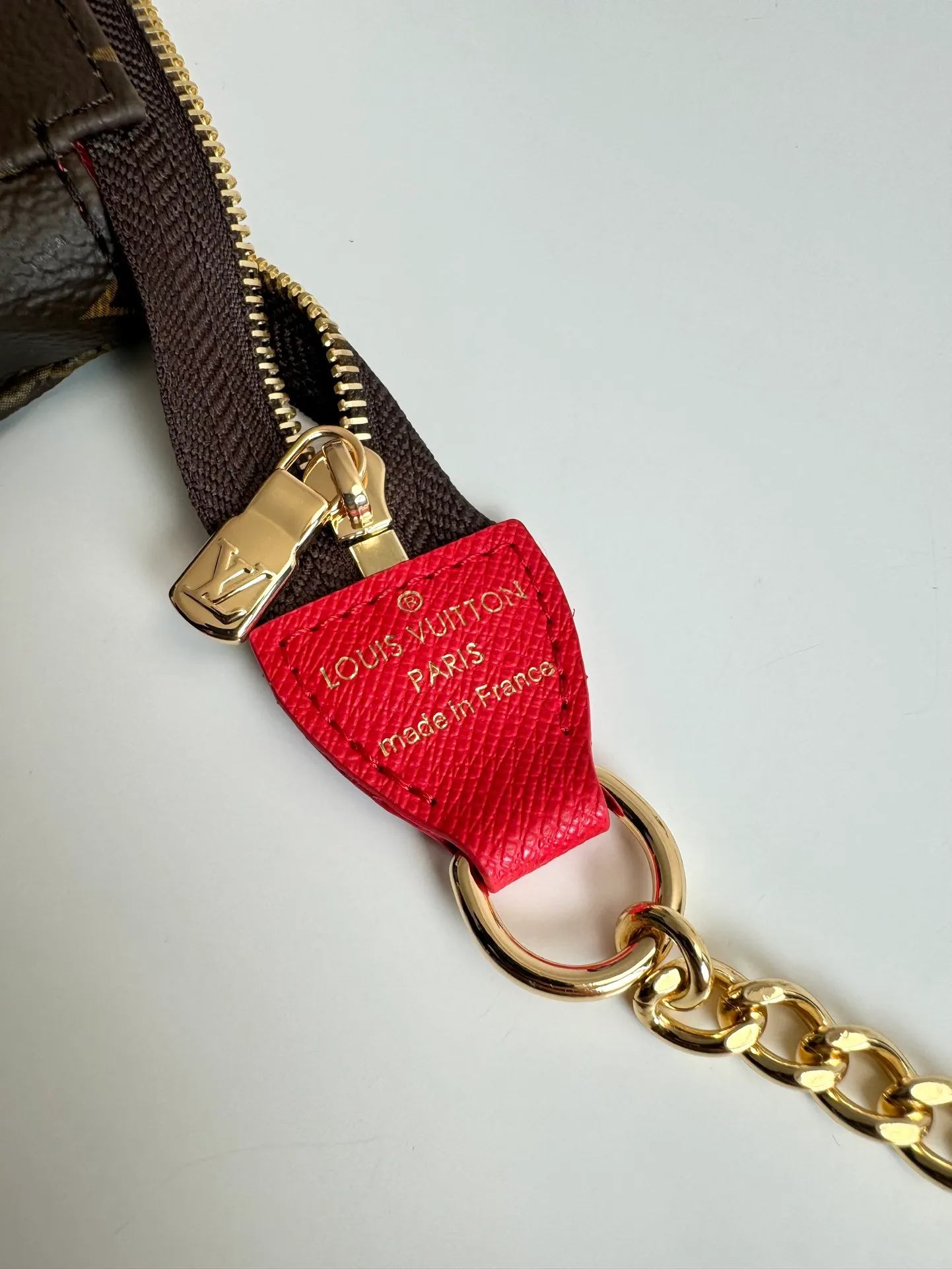 P440🇫🇷Exclusive real shot of overseas original single M12205! This Mini Pochette Accessoires clutch is a nod to the Candy Factory collection with a colorful candy pattern, featuring the brand's mascot Vivienne bathing in a cup of hot cocoa. It's lined in Monogram canvas and detailed with dazzling chains, hooks and a Vivienne zipper. Size: 15.5×10.5×4cm