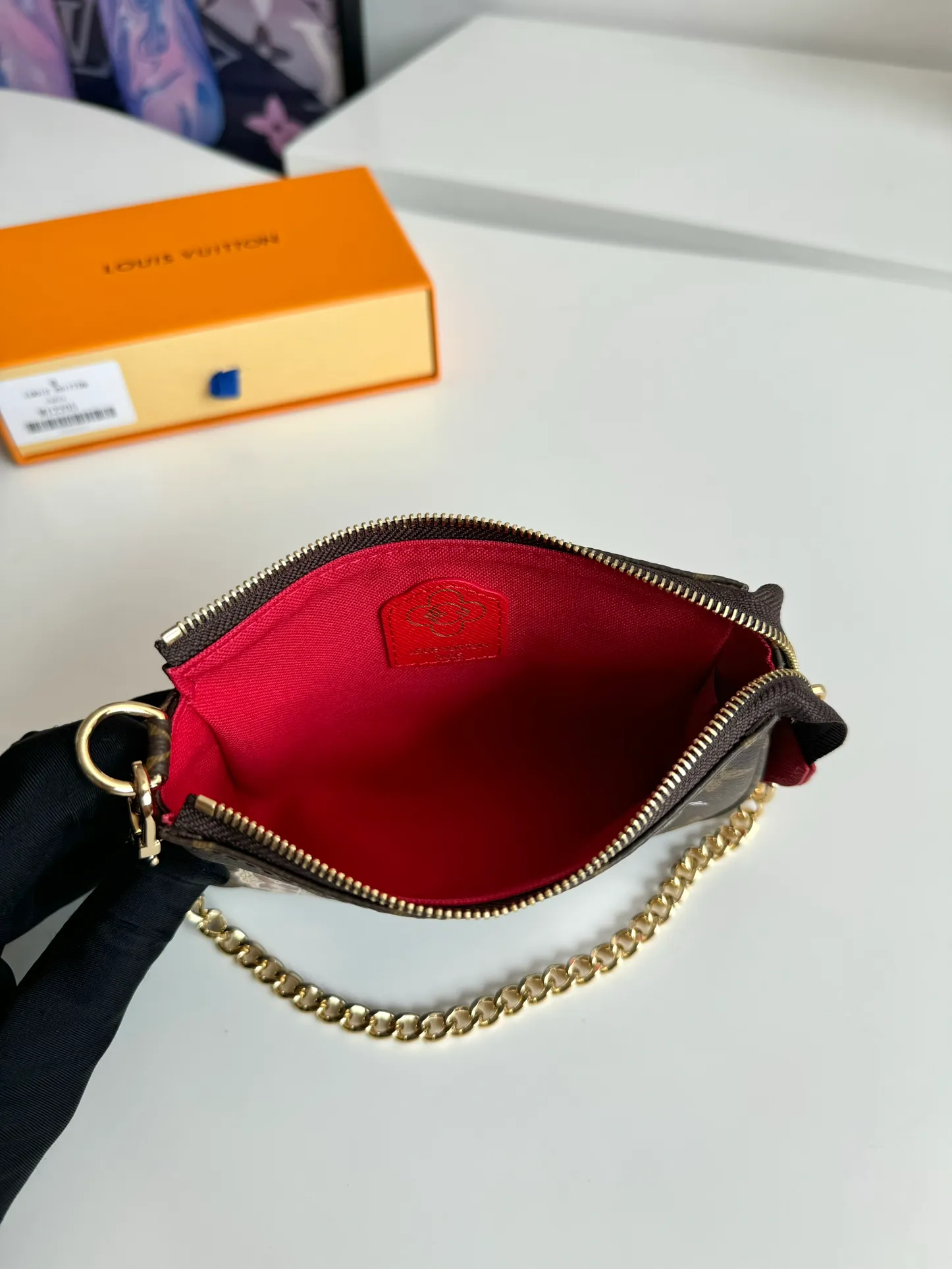 P440🇫🇷Exclusive real shot of overseas original single M12205! This Mini Pochette Accessoires clutch is a nod to the Candy Factory collection with a colorful candy pattern, featuring the brand's mascot Vivienne bathing in a cup of hot cocoa. It's lined in Monogram canvas and detailed with dazzling chains, hooks and a Vivienne zipper. Size: 15.5×10.5×4cm